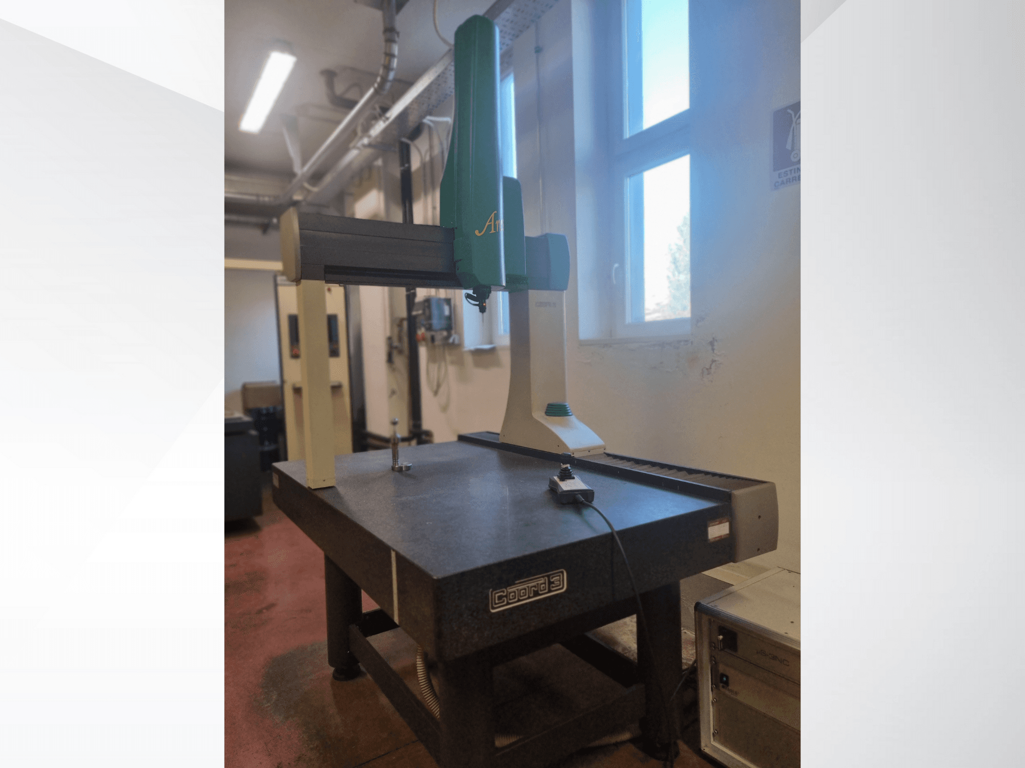 Scanner GOM Atos 3D em vista frontal numa mesa de medição em granito, com cabo e dispositivo de controlo visíveis.