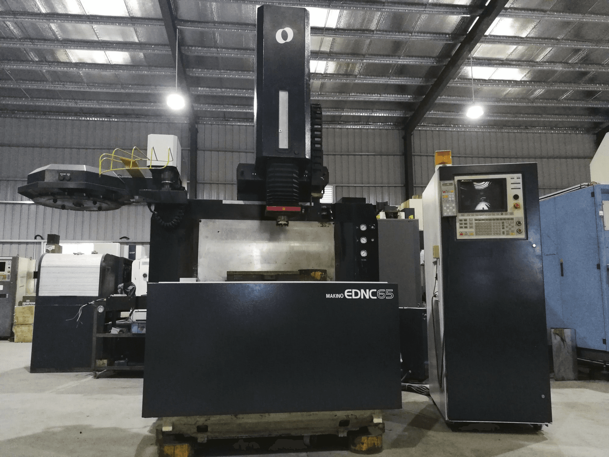 Vista Frontal da Makino EDNC65 máquina