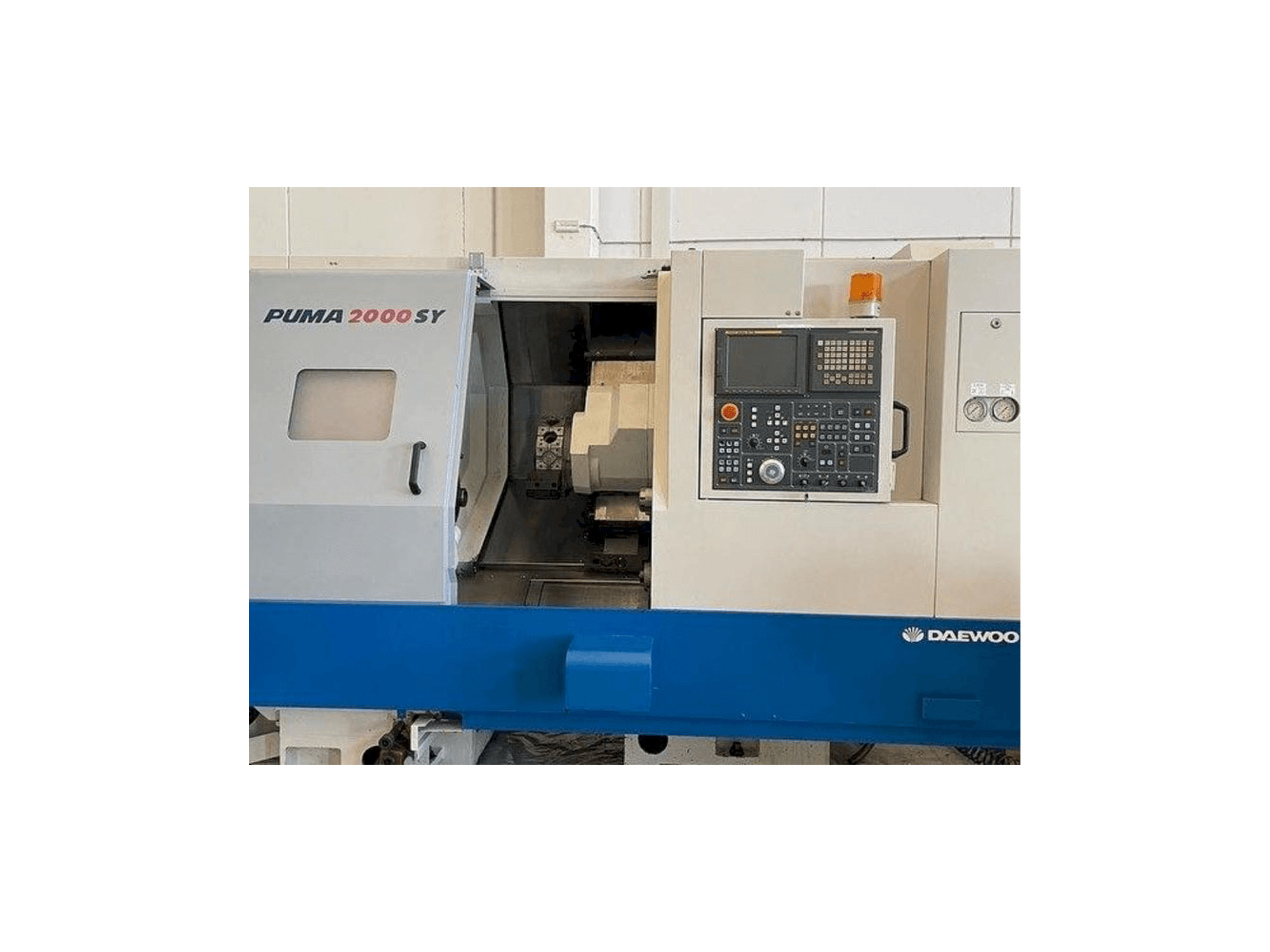 Vista Frontal da Doosan Puma 2000SY máquina