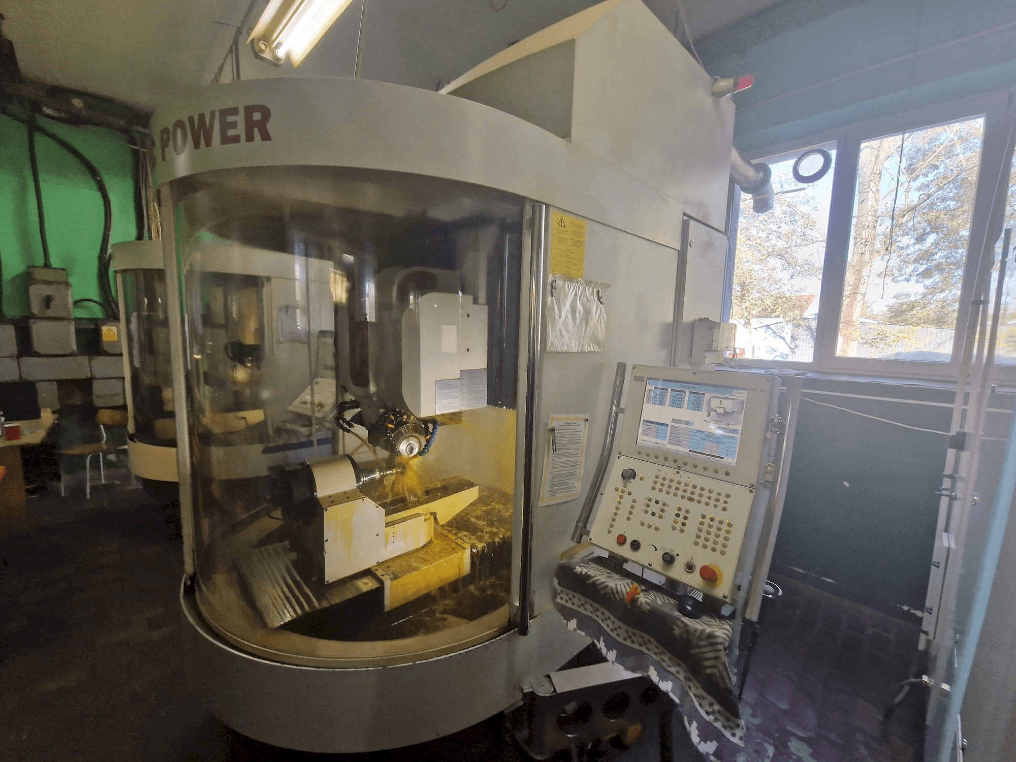 Vista Frontal da WALTER Helitronic Power máquina