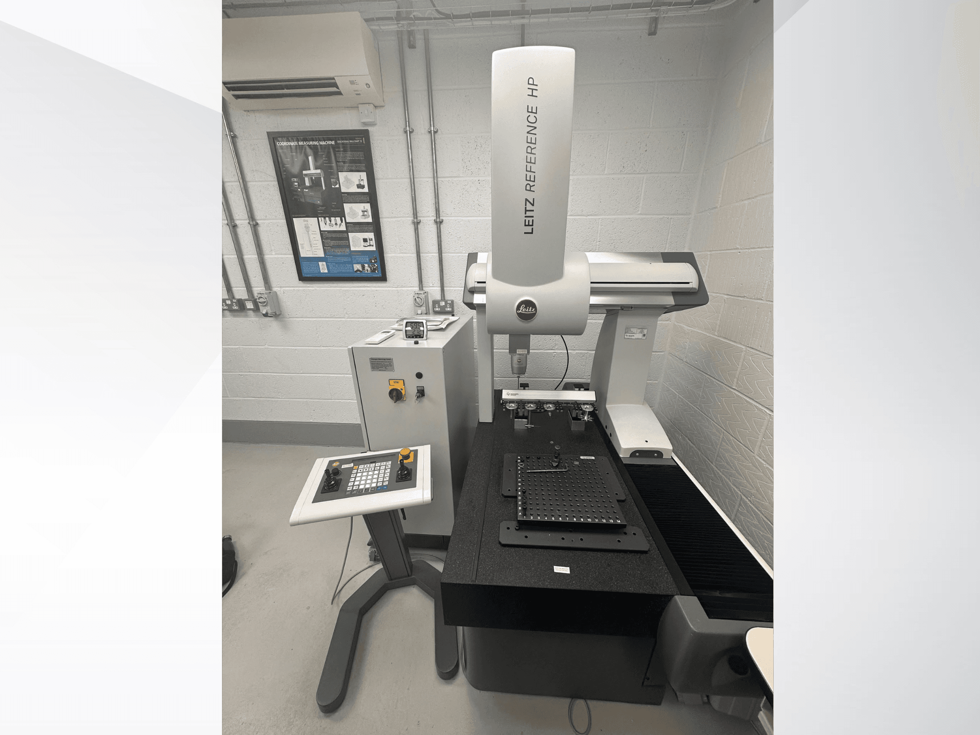 Máquina de medição de coordenações LEITZ Reference HP, vista frontal, com painel de controlo e superfície de medição.