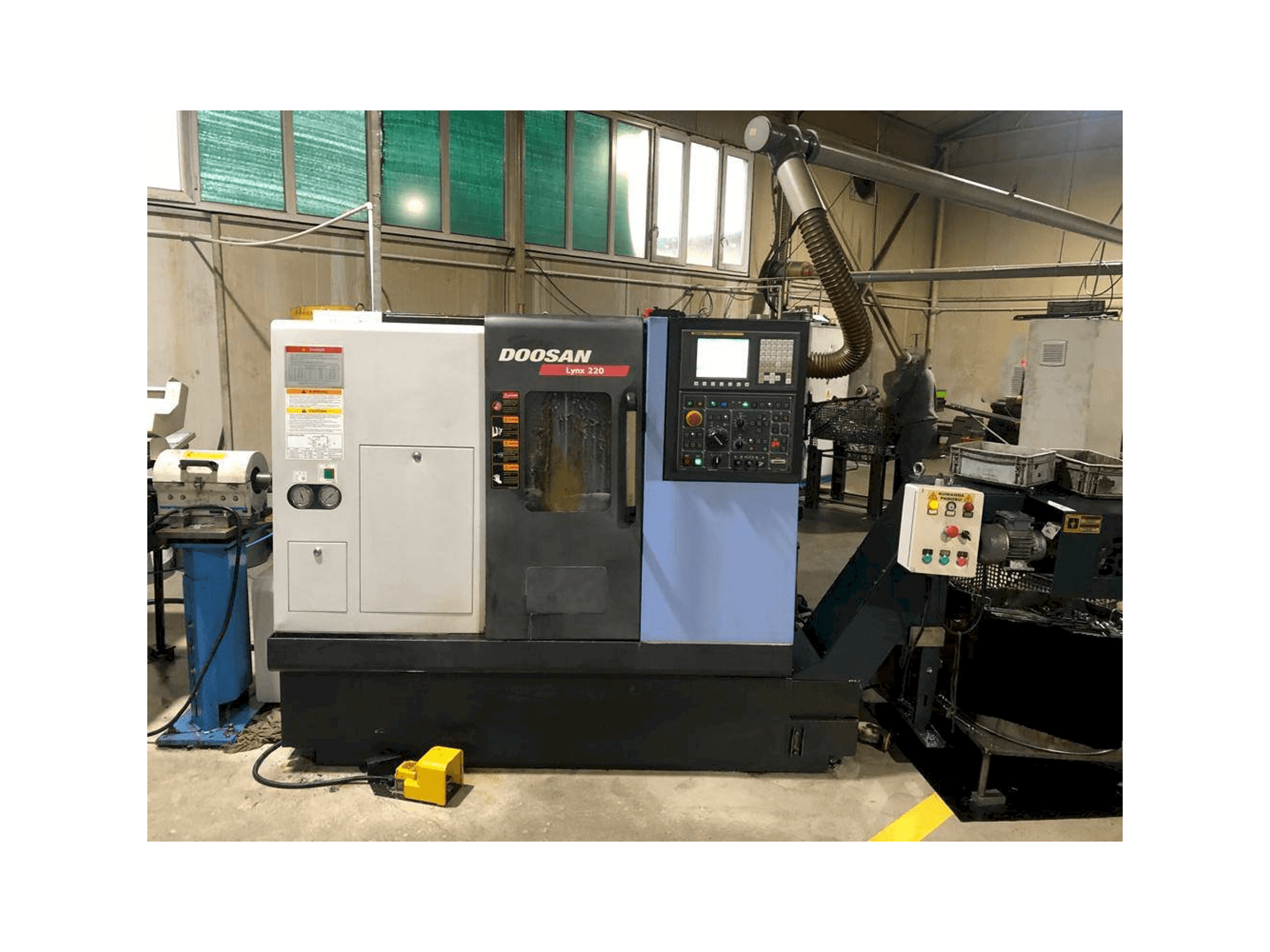 Vista Frontal da Doosan Lynx 220 B máquina