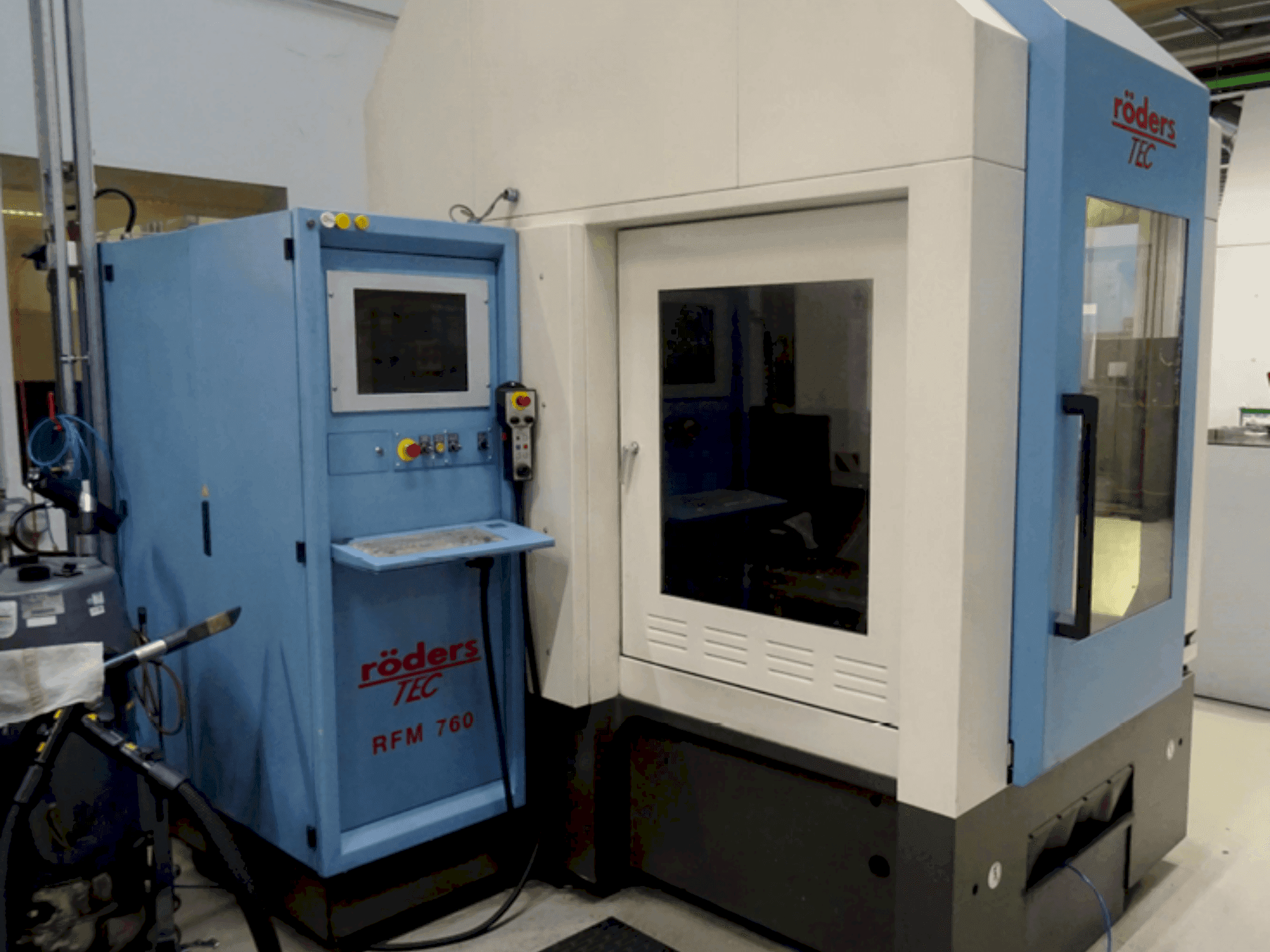 Vista Frontal da Roders RFM 760 máquina