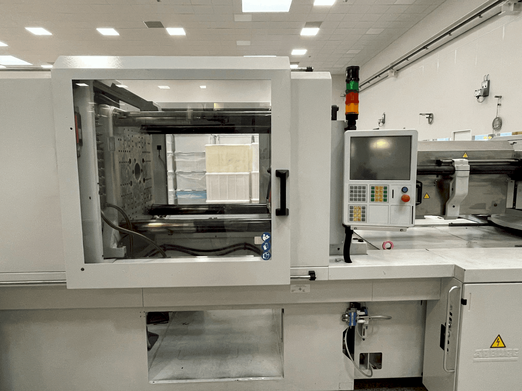 Vista Frontal da Arburg Allrounder 570 H 2000-1300 máquina