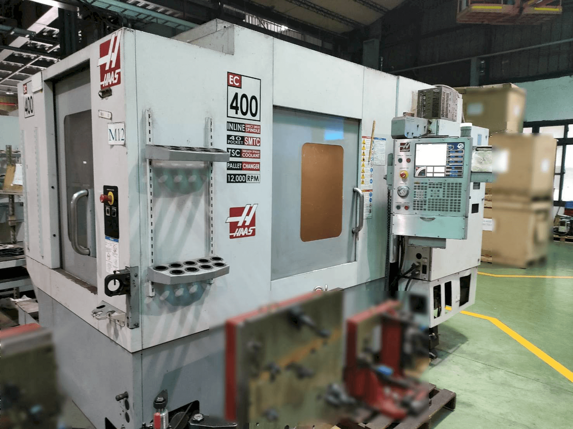 Vista Frontal da HAAS EC-400 máquina