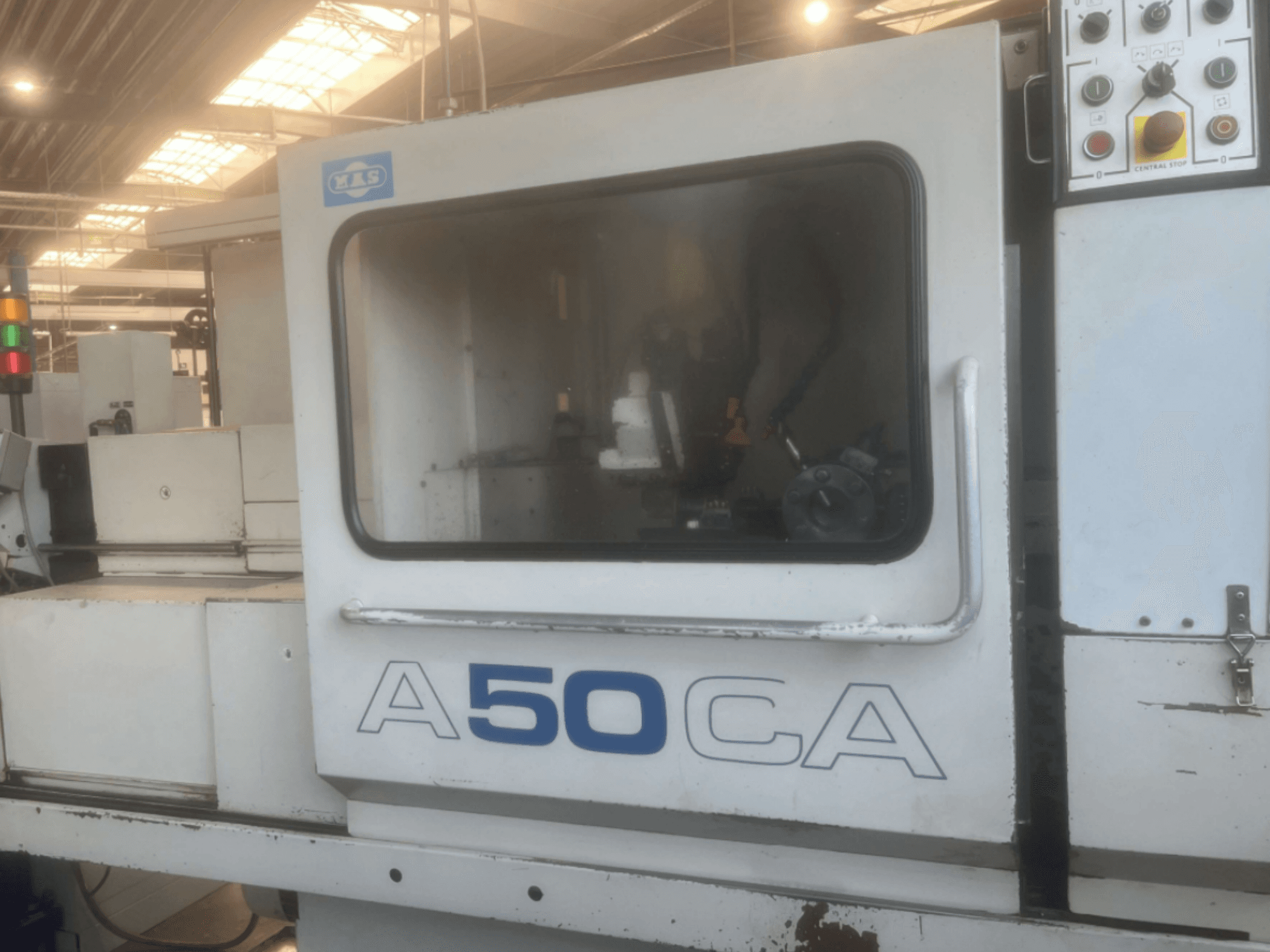 Torno horizontal KOVOSVIT MAS OPTIMAT A50CA, vista frontal que mostra os comandos e os componentes internos.