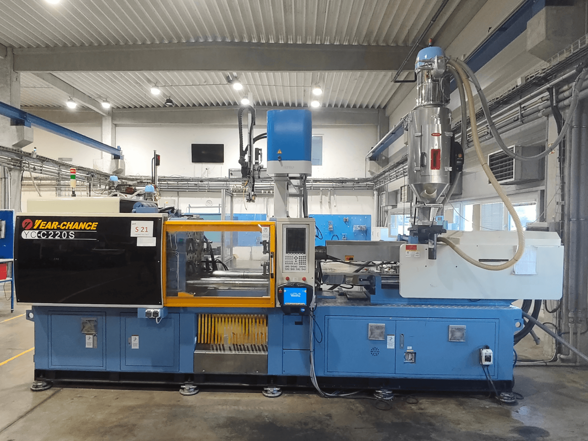 Máquina de moldagem por injeção elétrica YEAR-CHANCE YC-C 220S, vista frontal, com painel de controlo e tremonha de material.