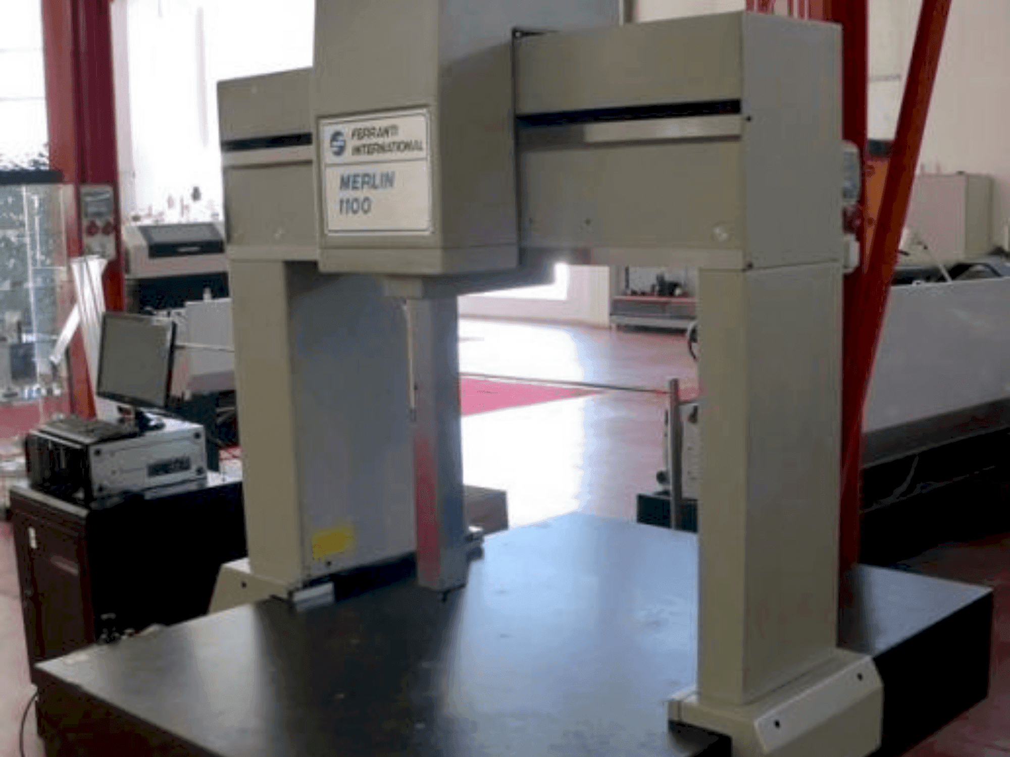 Vista Frontal da FERRANTI INTERNATIONAL MERLIN 1100 máquina