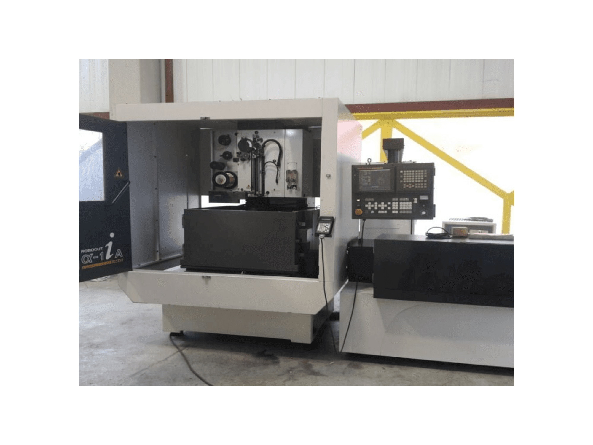 Vista Frontal da FANUC Robocut α-1iA máquina