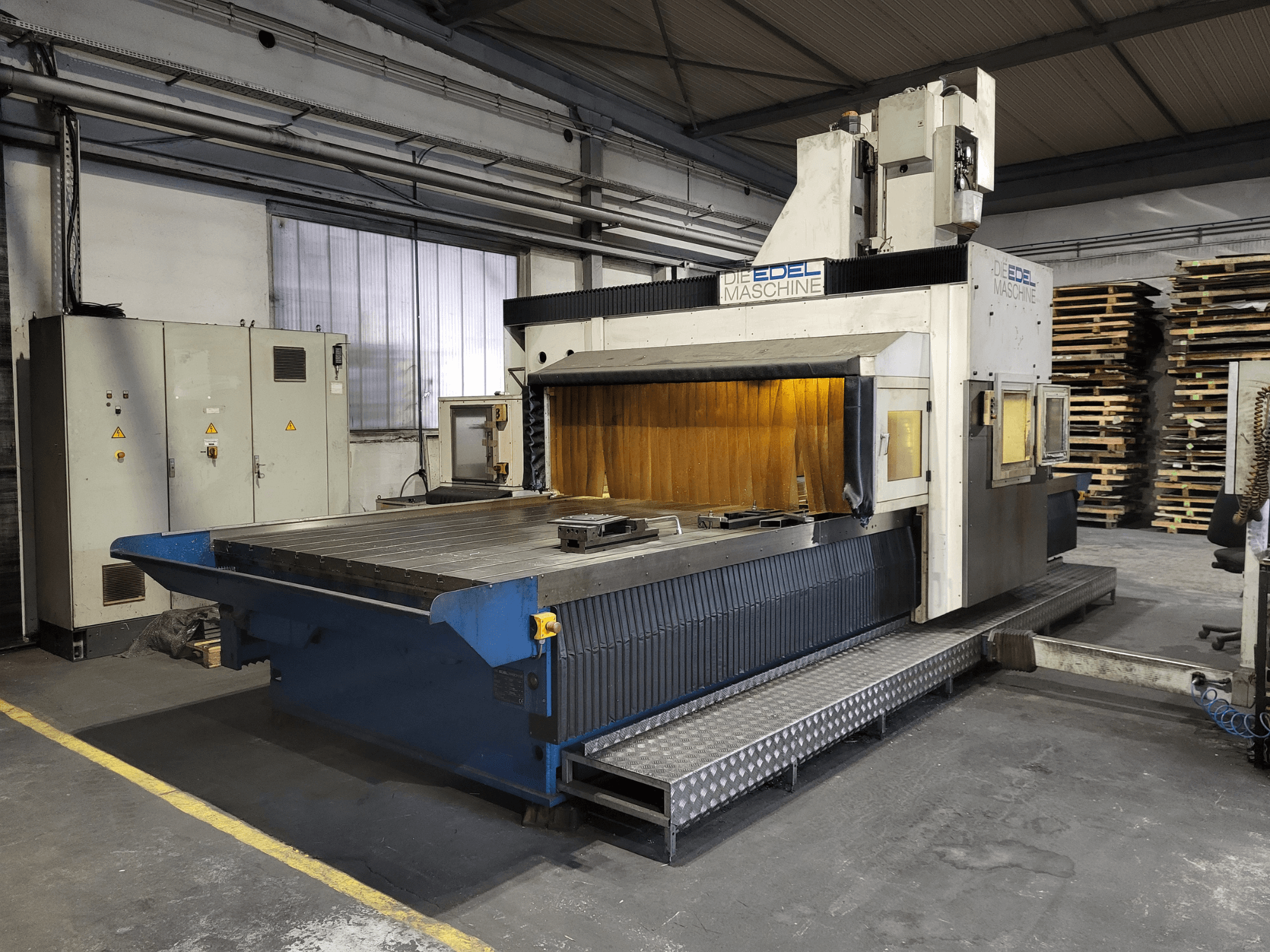 Fresadora de pórtico EDEL Koordimatic XL 4020, vista frontal, mostrando grande mesa de trabalho e unidade de controlo em ambiente industrial.