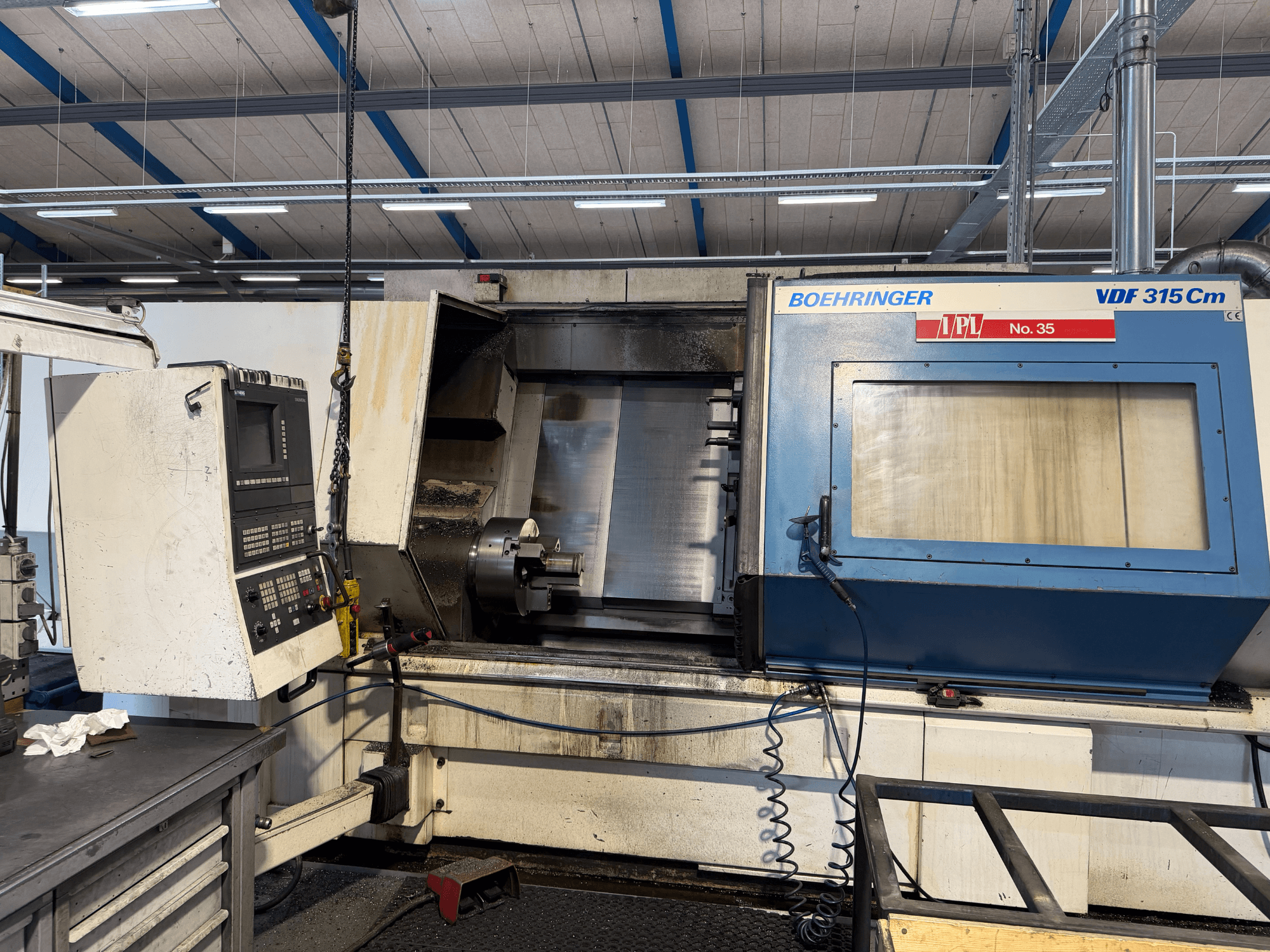 Vista frontal do torno horizontal BOEHRINGER VDF 315 CM, com painel de controlo e área de maquinação aberta.