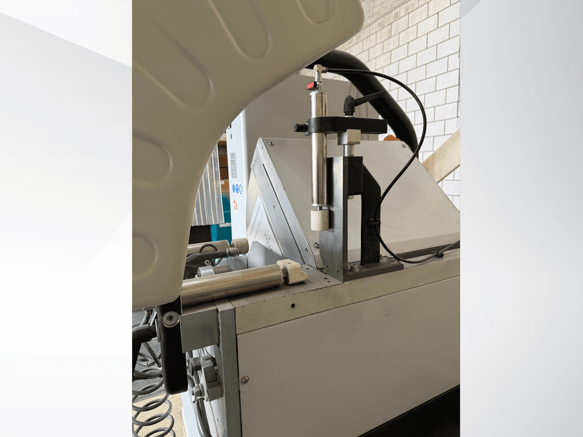 Grande plano de uma máquina dispensadora de precisão com uma seringa vertical, logótipo de marca visível e painel de controlo na vista frontal.