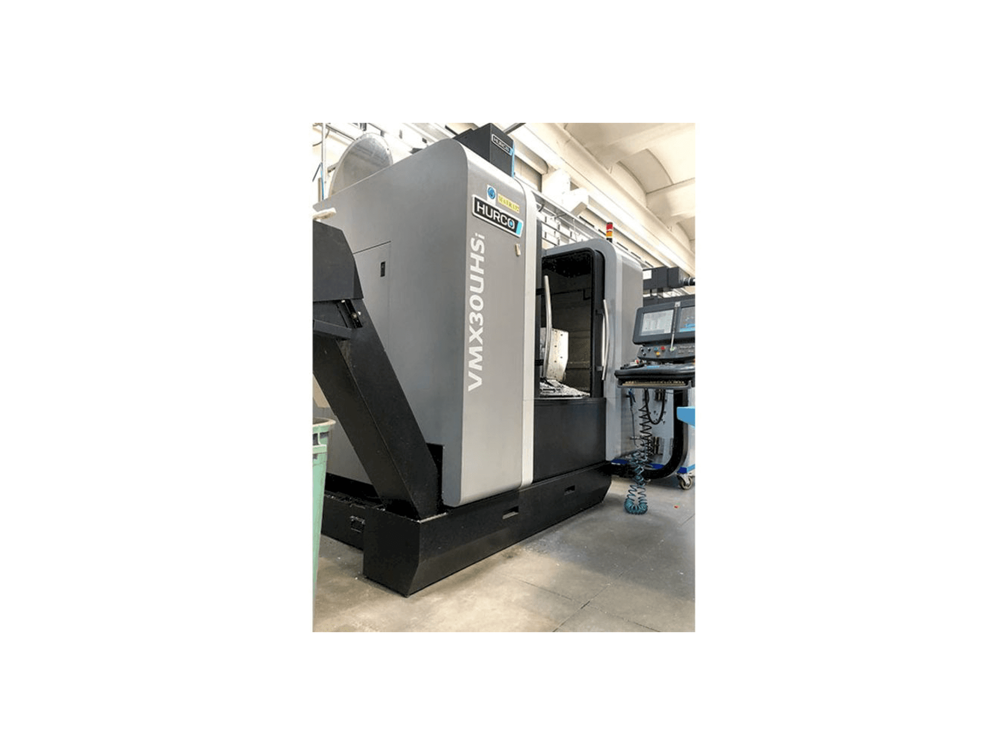 Vista Frontal da Hurco VMX30 UHSi máquina
