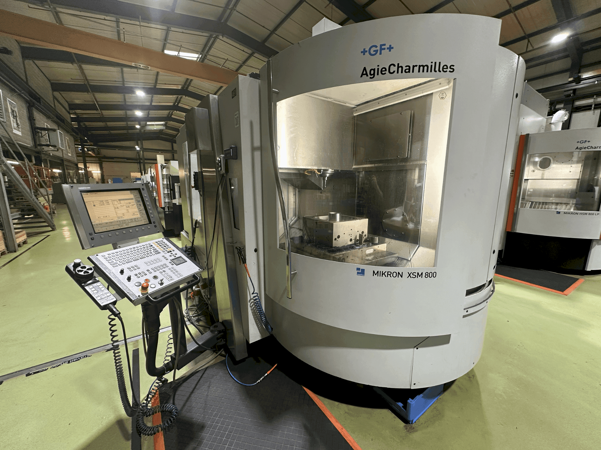 Vista Frontal da +GF+ AgieCharmilles Mikron XSM 800 máquina