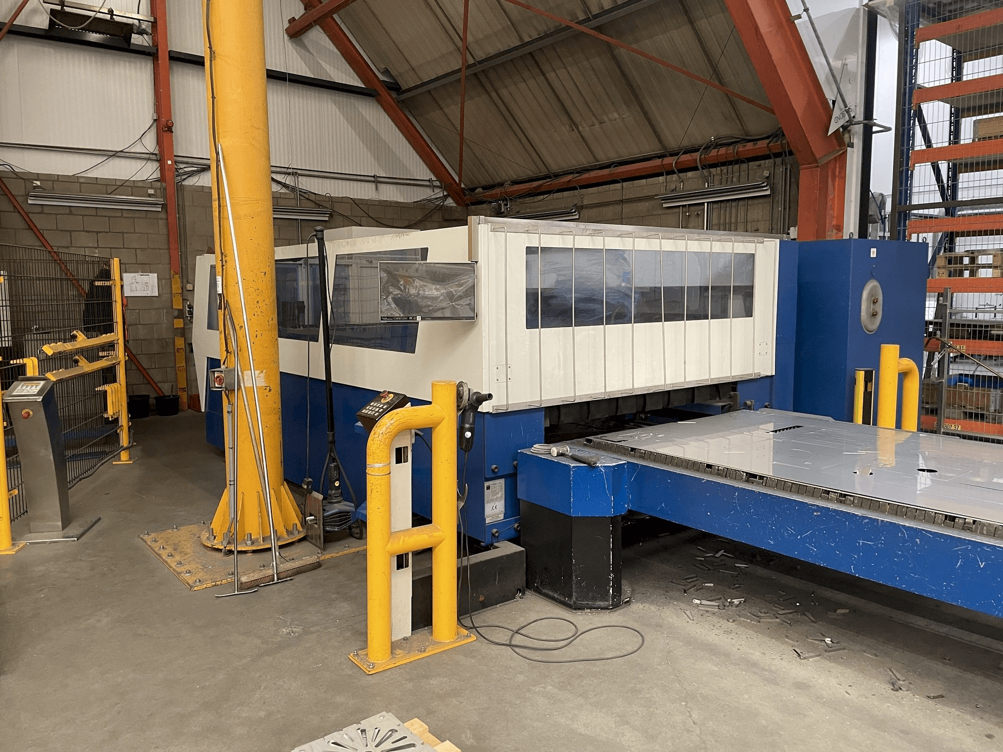 Vista Frontal da Trumpf Trumatic L3050 5kW máquina