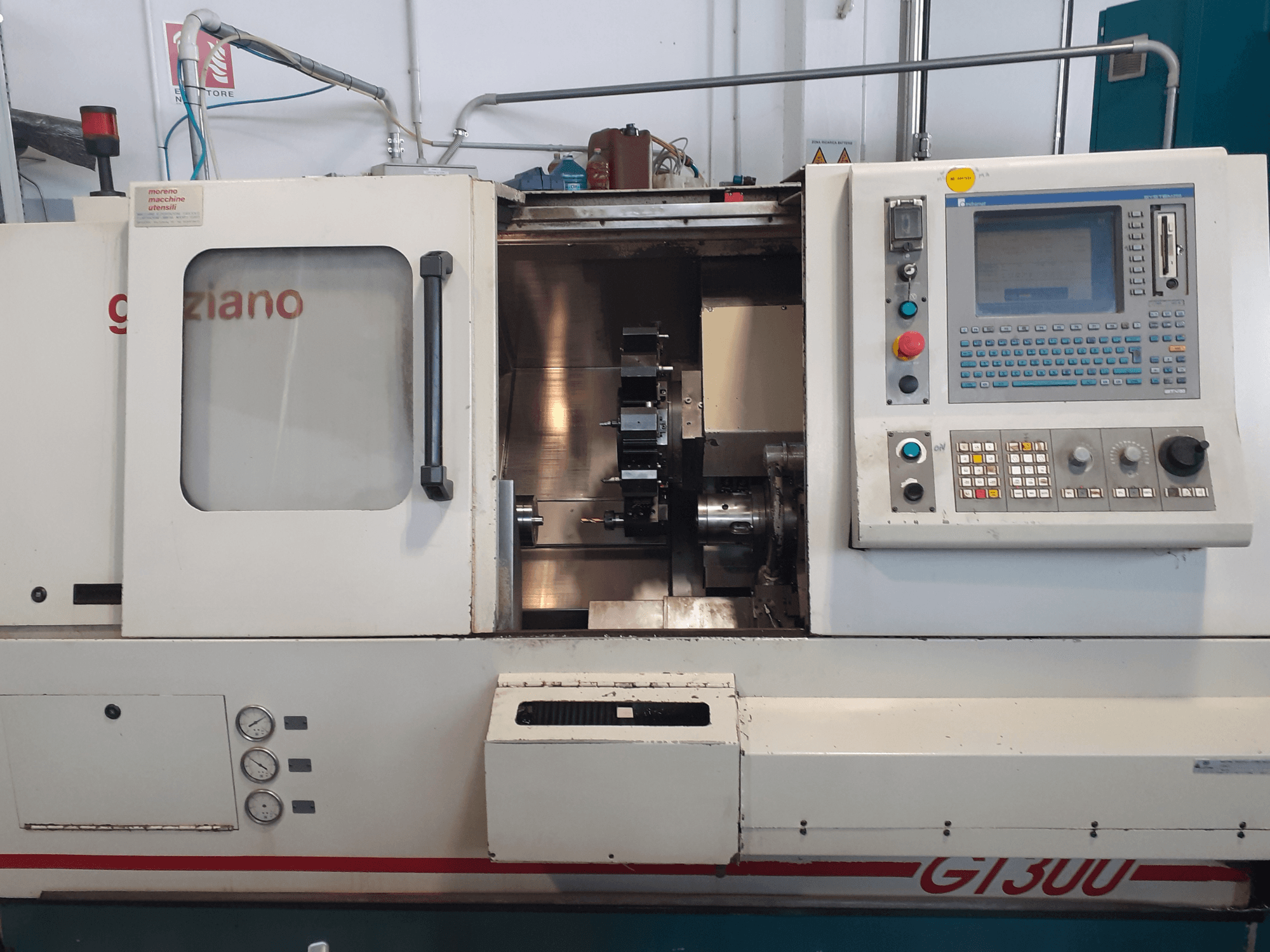 Torno horizontal Graziano GT 300, vista frontal com painel de controlo e interior de maquinagem visível.