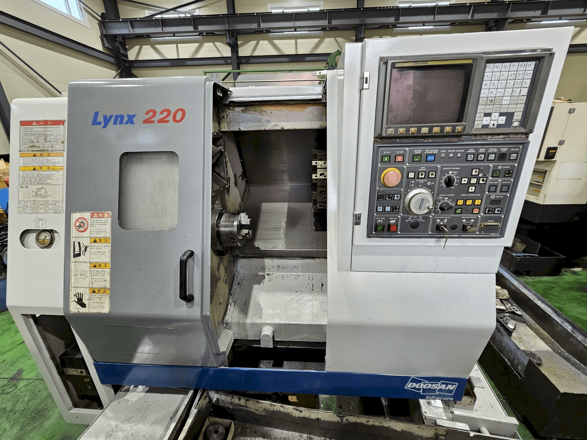Vista Frontal da Doosan Lynx 220A máquina