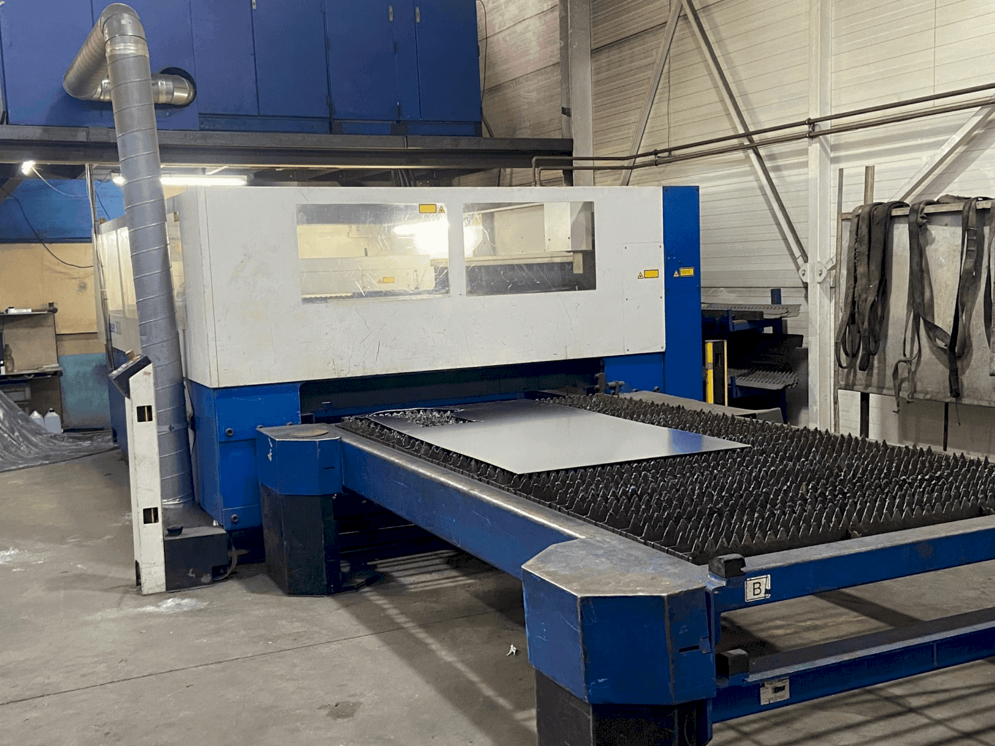 Vista Frontal da TRUMPF TruLaser 3030 máquina
