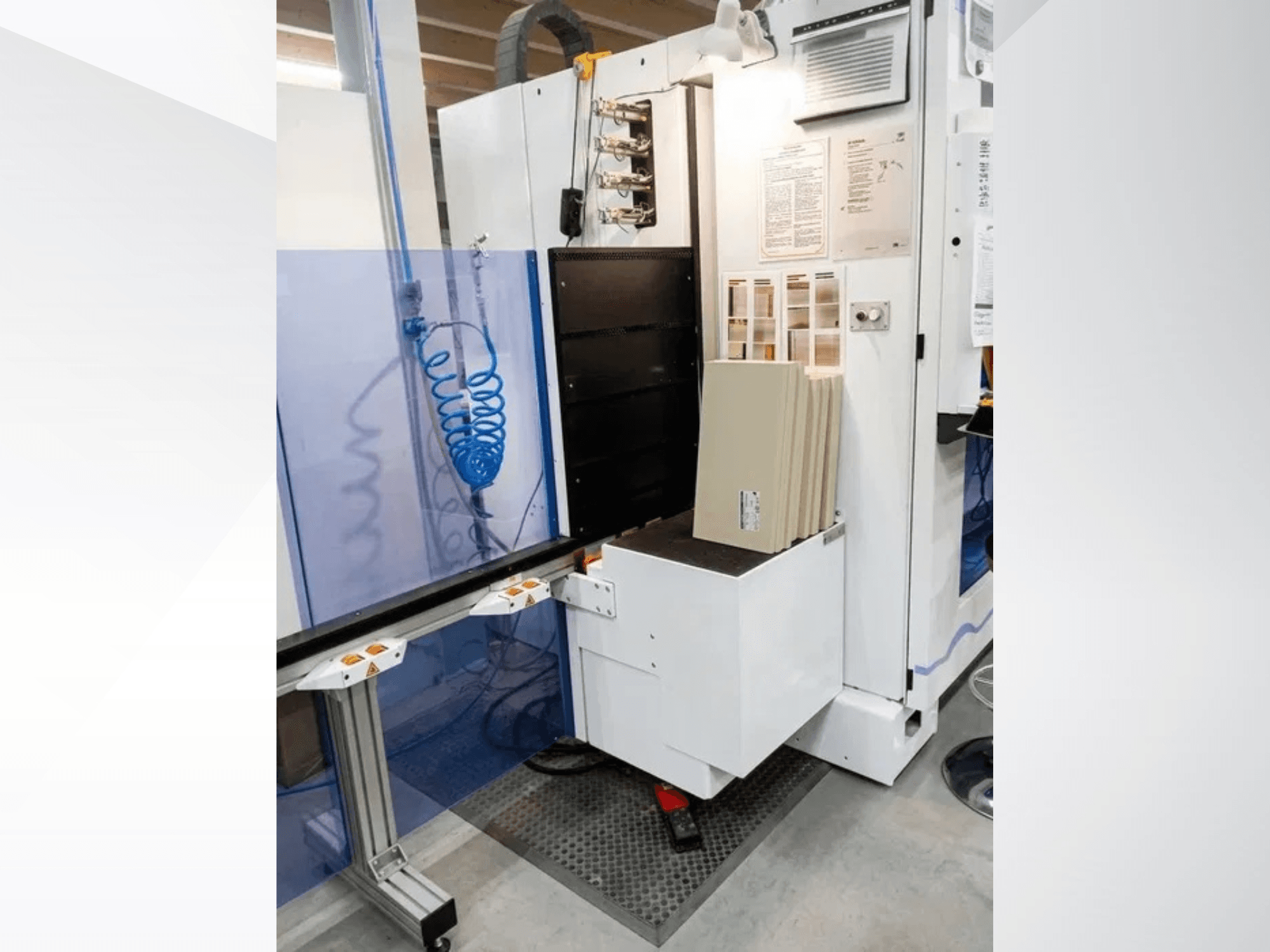 Centro de processamento CNC HOMAG OPTIMAT BHX 200, vista frontal que mostra o painel de controlo e a área de carregamento de material.