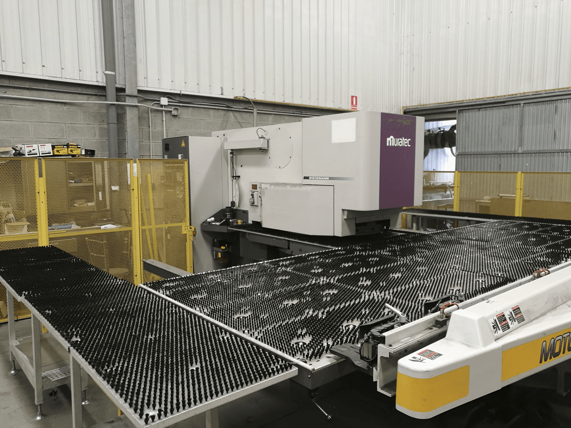 Vista Esquerda da Murata Wiedemann M-2558-T máquina