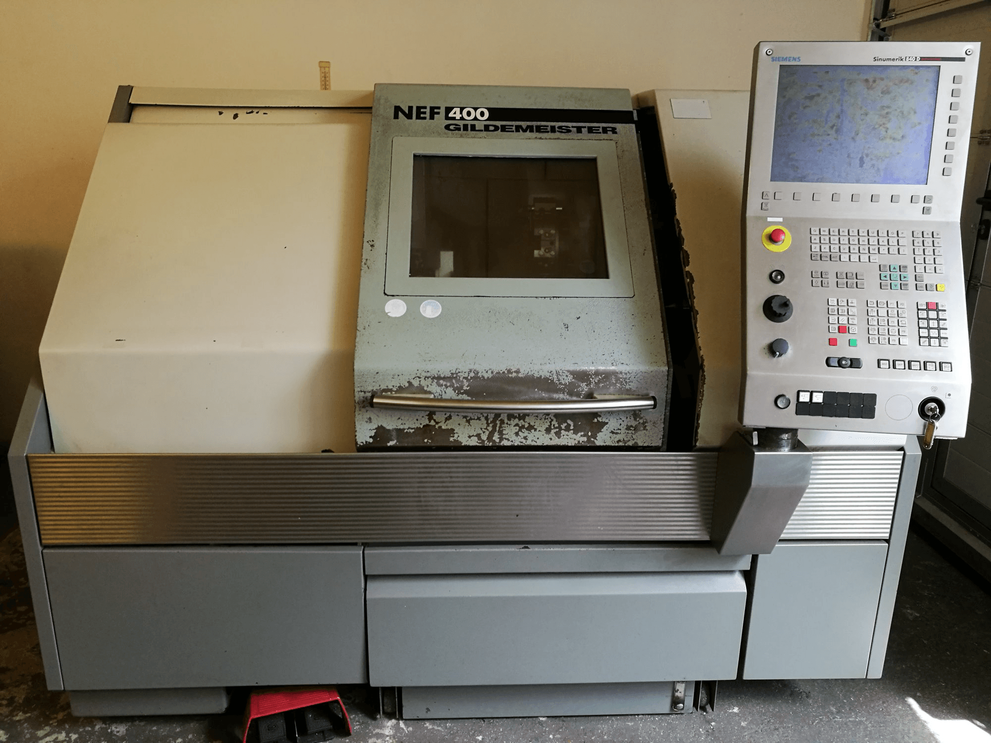 Vista Frontal da Gildemeister NEF 400 máquina