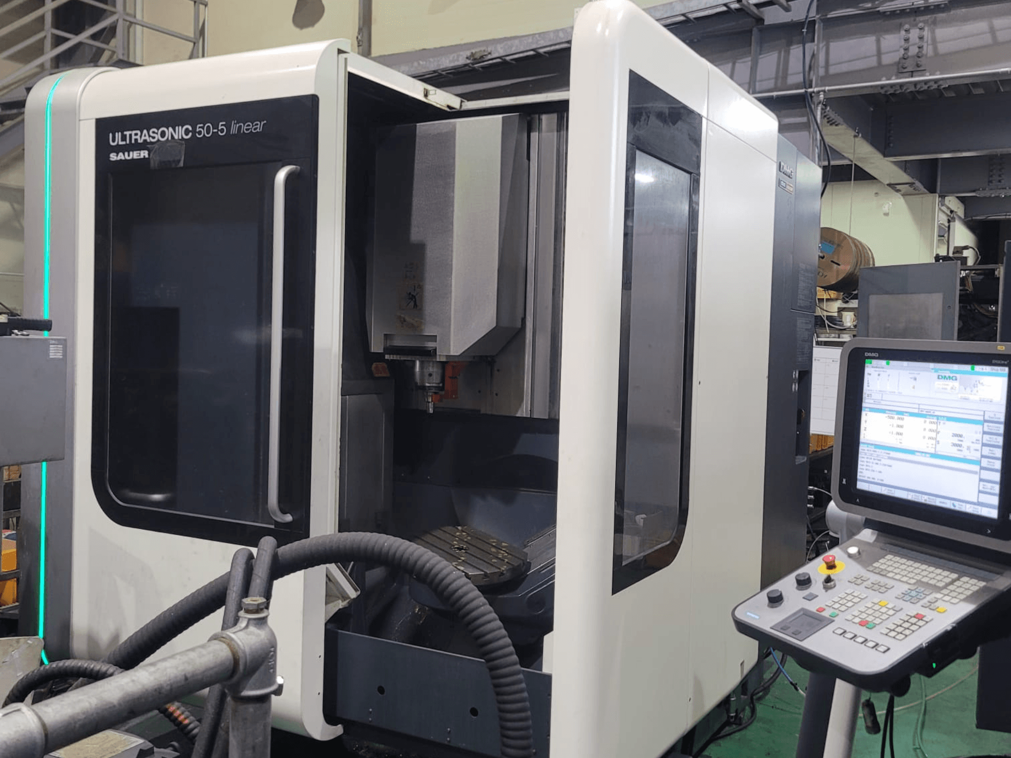 Centro de Maquinação Universal Linear DMG ULTRASONIC 50-5, vista frontal com painel de controlo e área de trabalho visível.