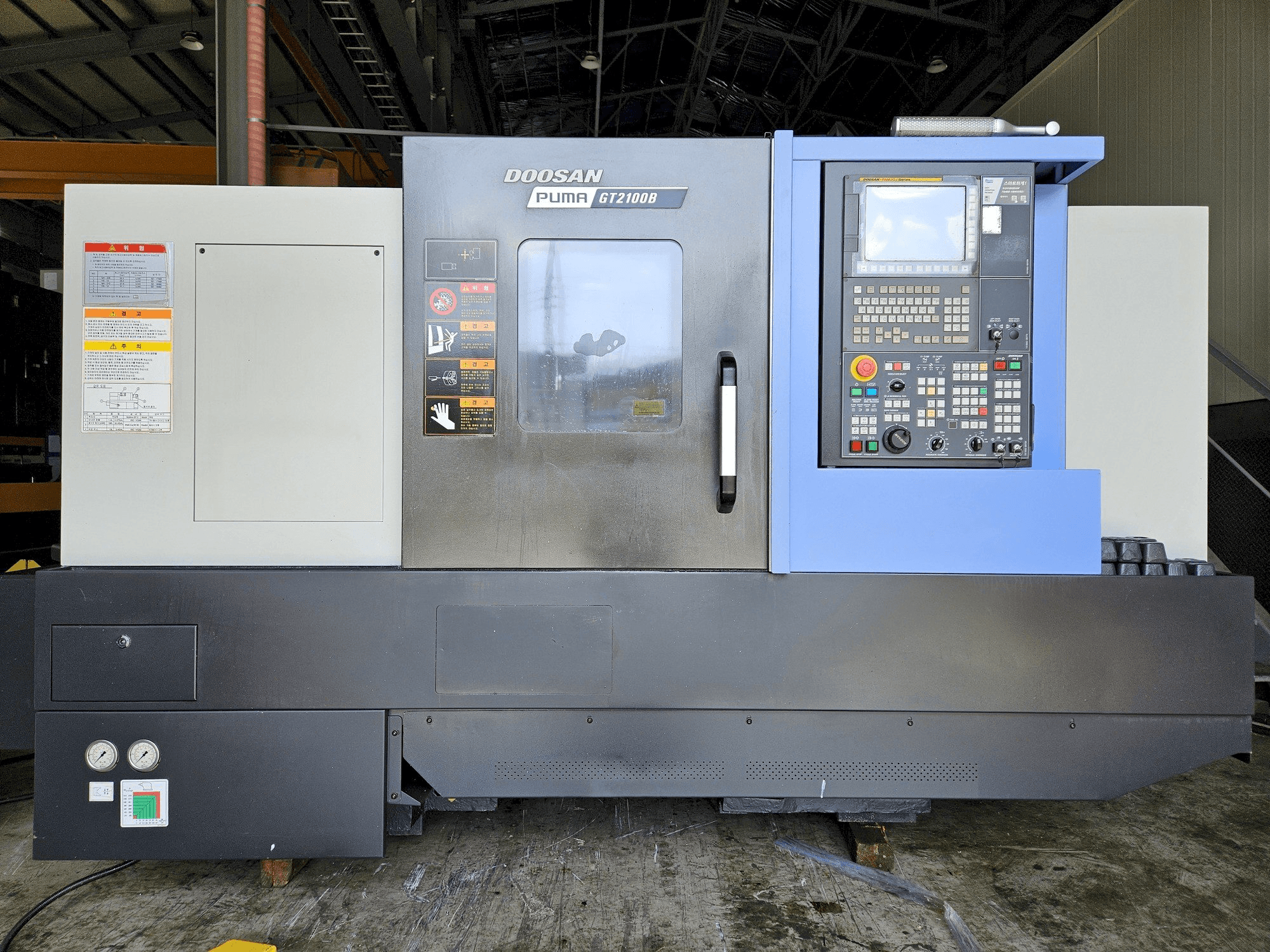 Vista Frontal da DOOSAN GT2100B máquina
