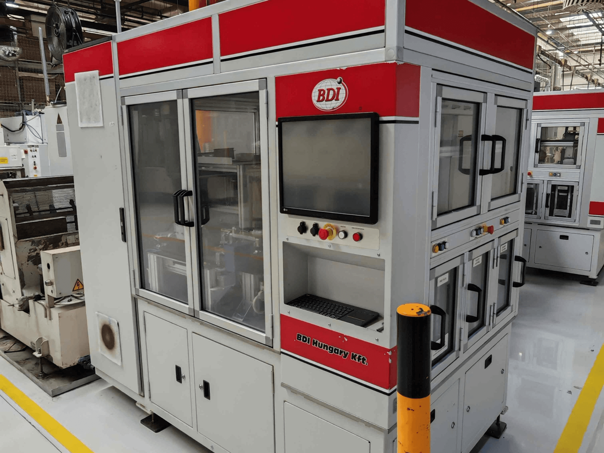 Máquina de retificação cilíndrica da Estarta, modelo 318 MV, vista frontal que mostra o painel de controlo e as portas de vidro para inspeção.