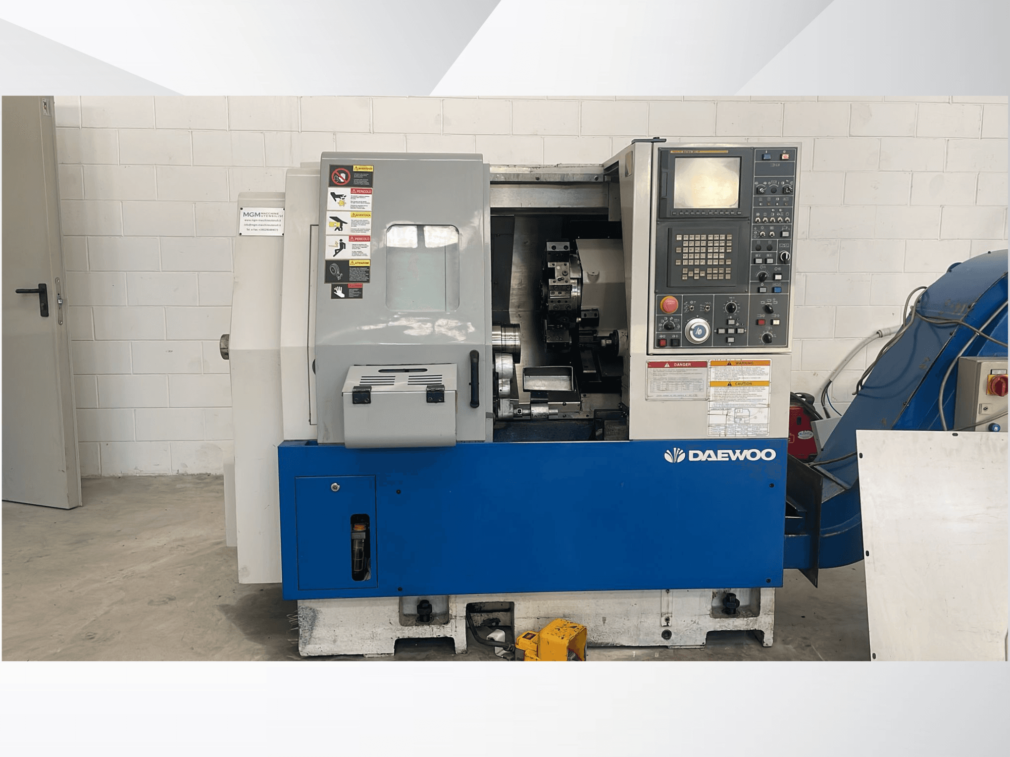 DAEWOO Lynx 210B torneiro horizontal em vista frontal, com um painel de controlo e máquinas visíveis.