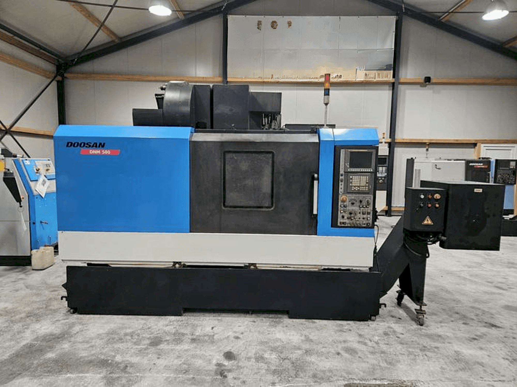 Vista Frontal da DOOSAN DNM 500 máquina
