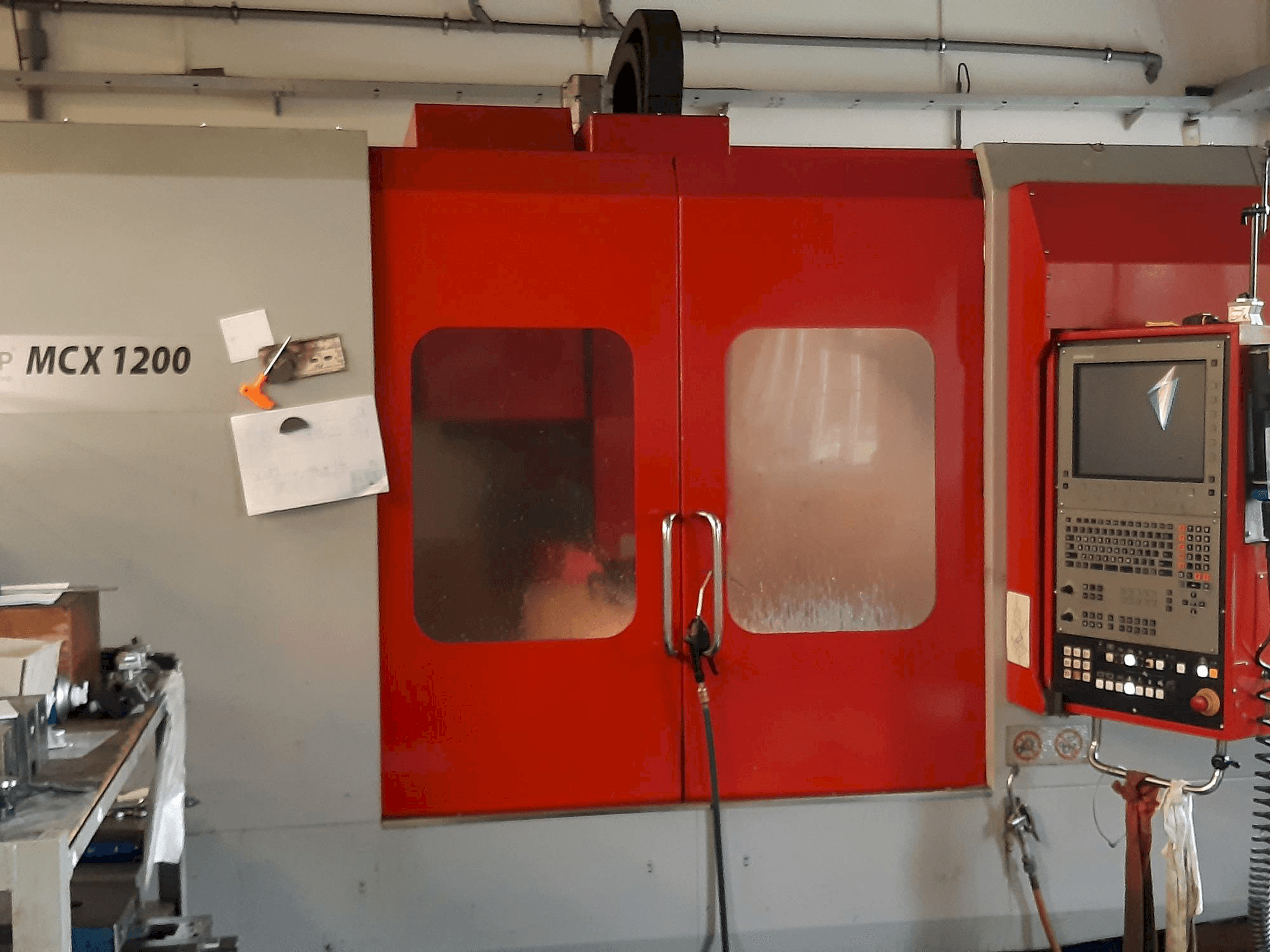 Vista Frontal da EMCO MCX 1200 máquina