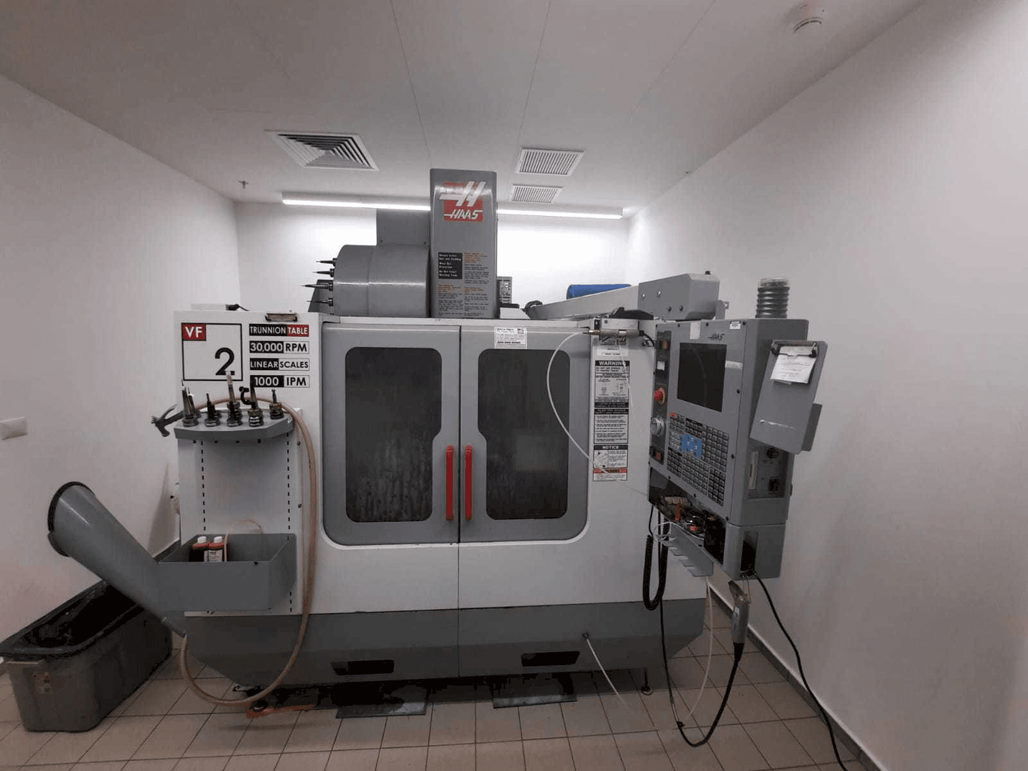 Vista Frontal da HAAS VF2 máquina