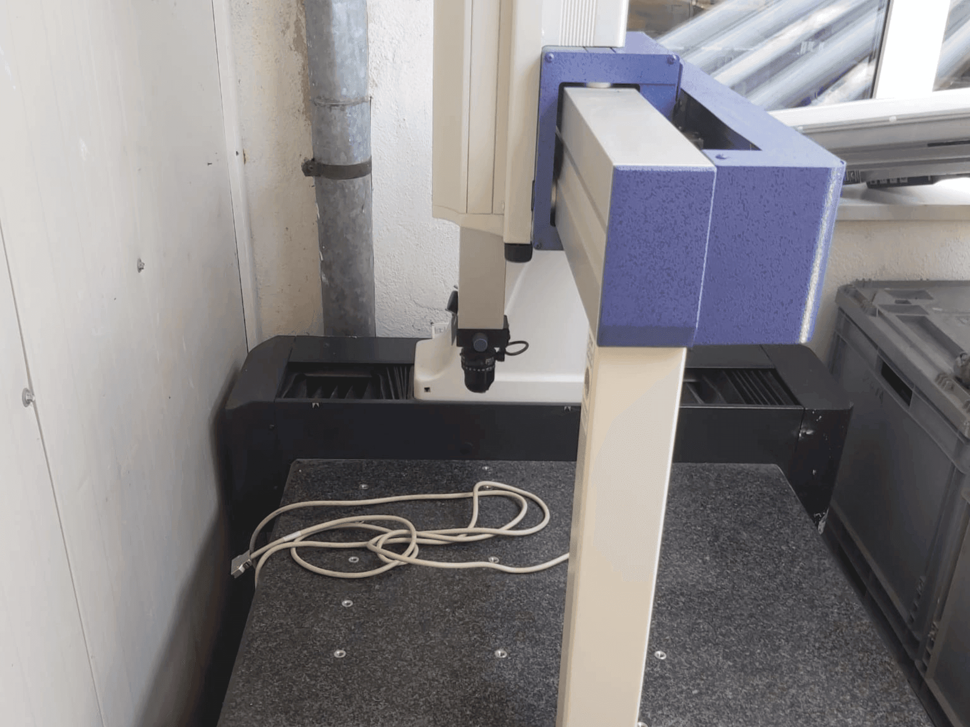 Vista Frontal da Mitutoyo Crysta-Plus M443 máquina