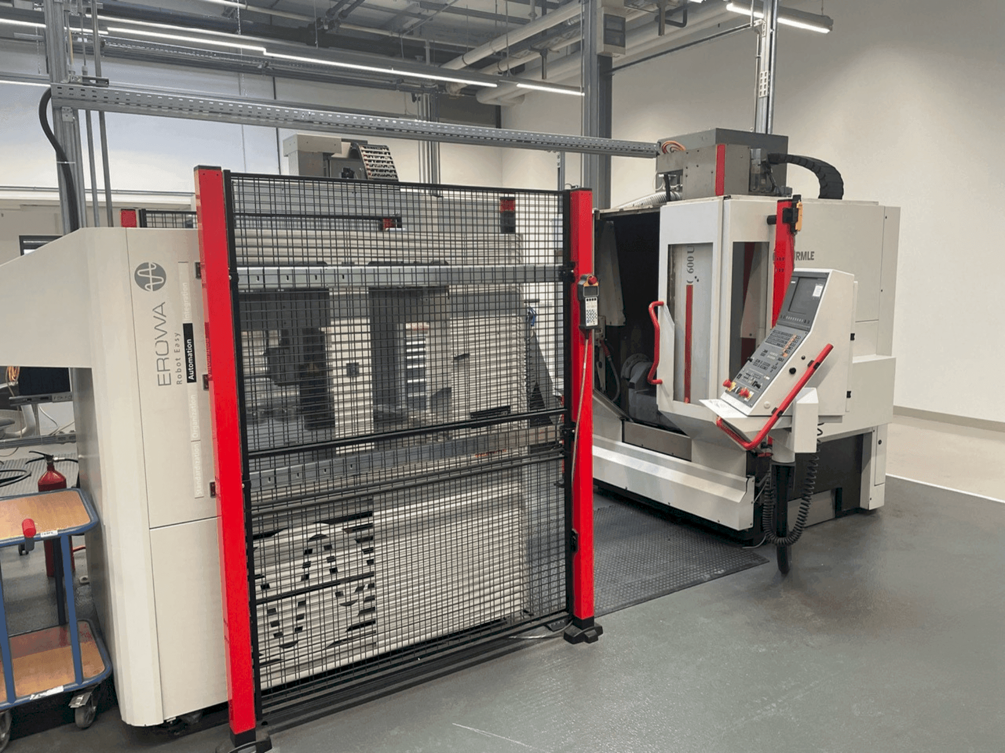Vista Frontal da HERMLE C 600-U + EROWA Robot easy automation máquina