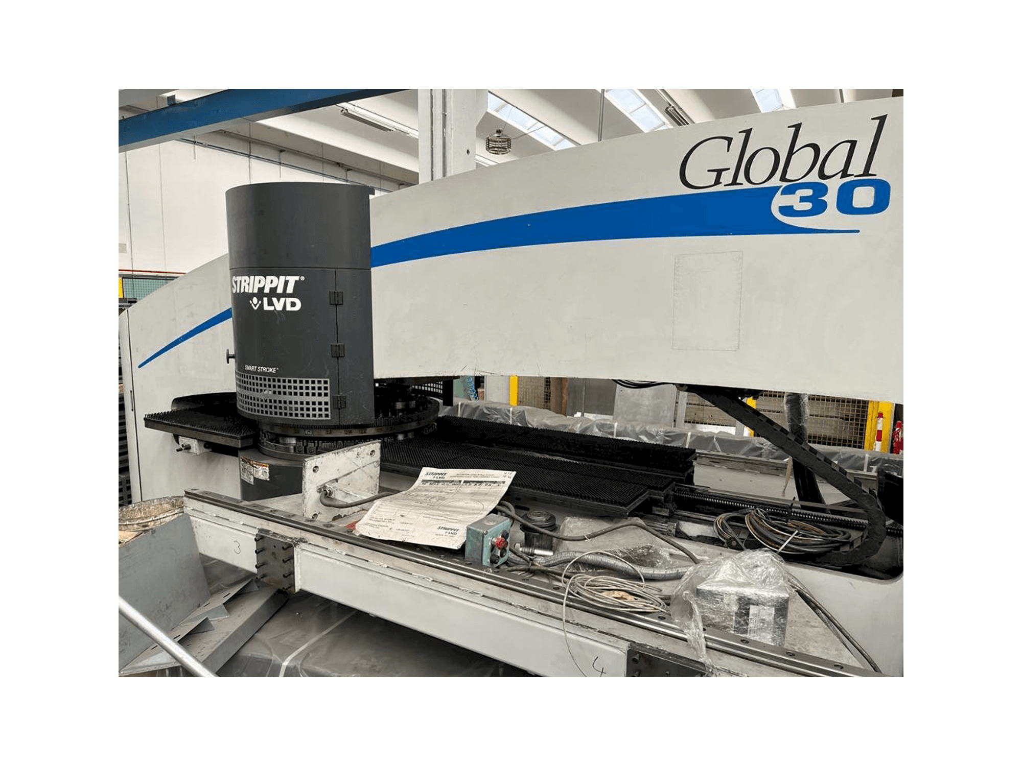 Vista Frontal da LVD Strippit Global 30 1525 máquina