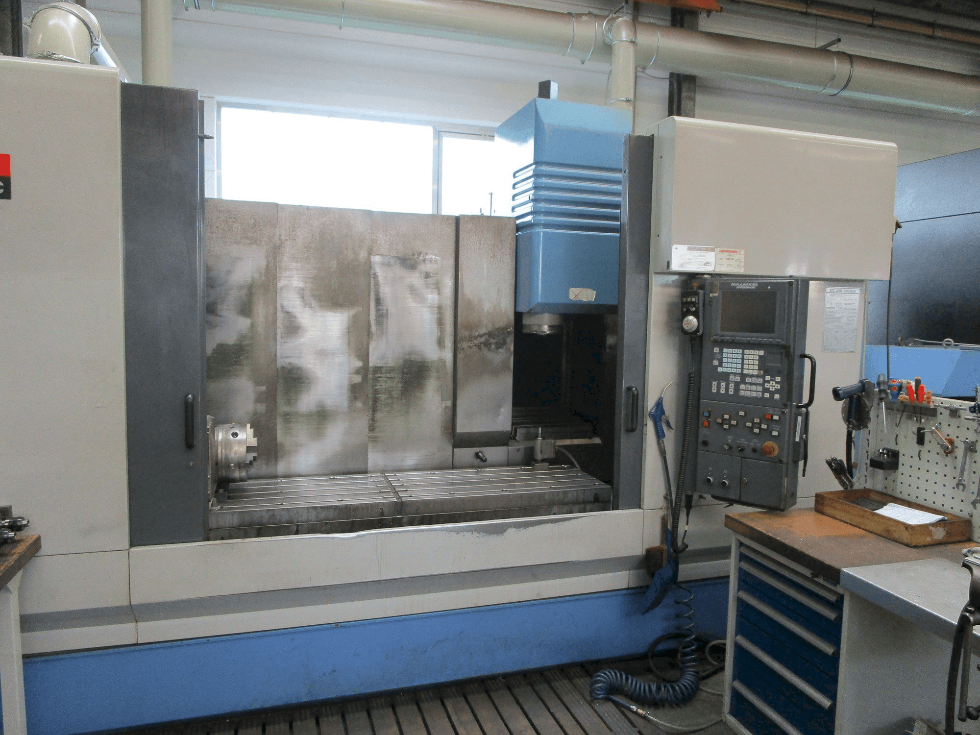 Vista Frontal da Mazak VTC 200 C máquina