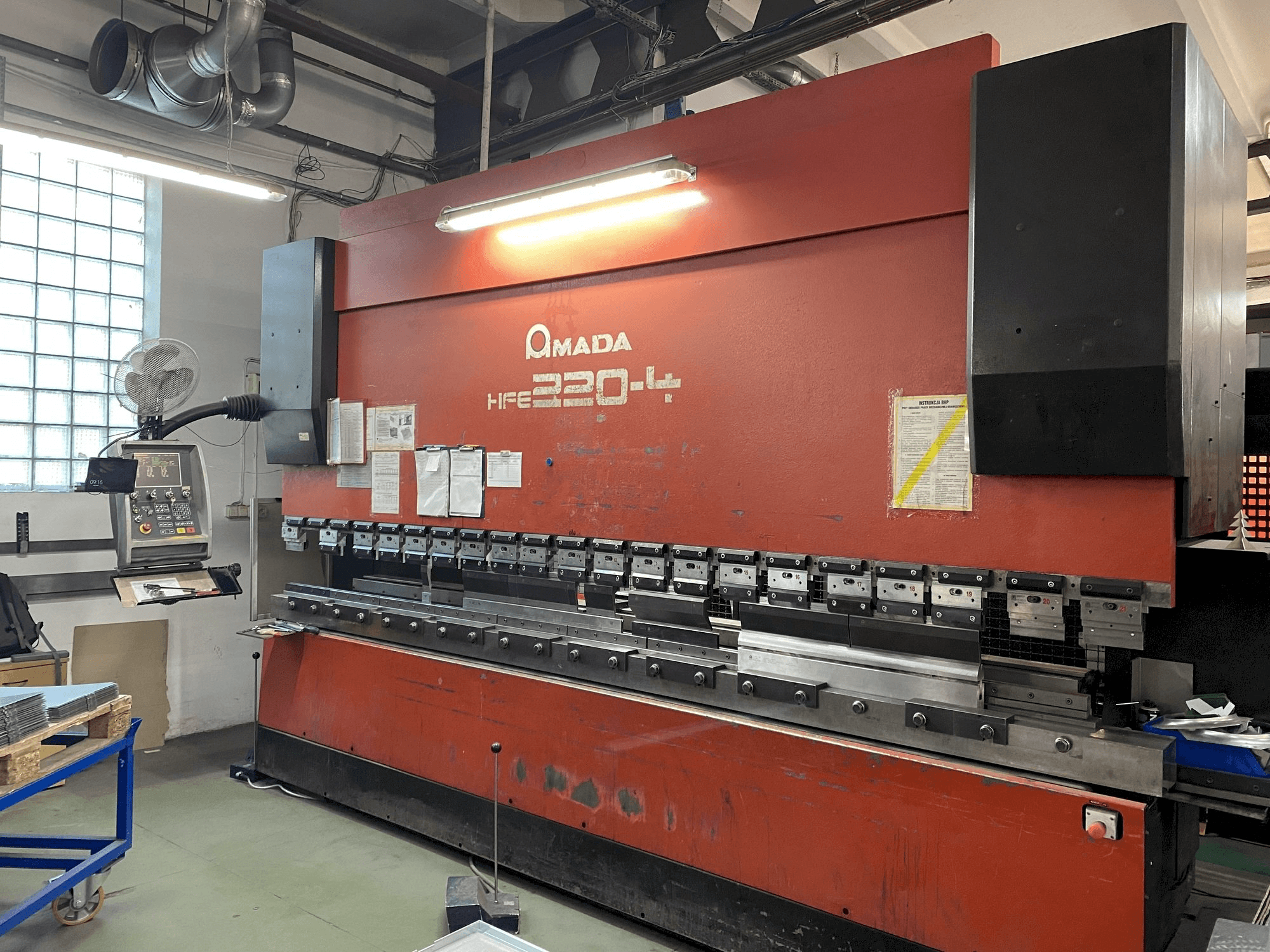 Vista Frontal da AMADA HFE 220-4 máquina