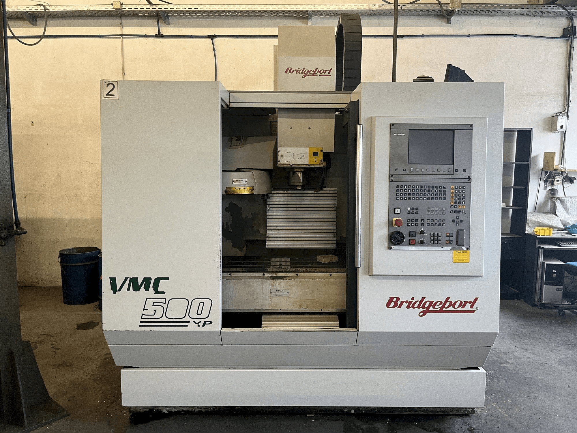 Vista Frontal da Bridgeport VMC500XP máquina