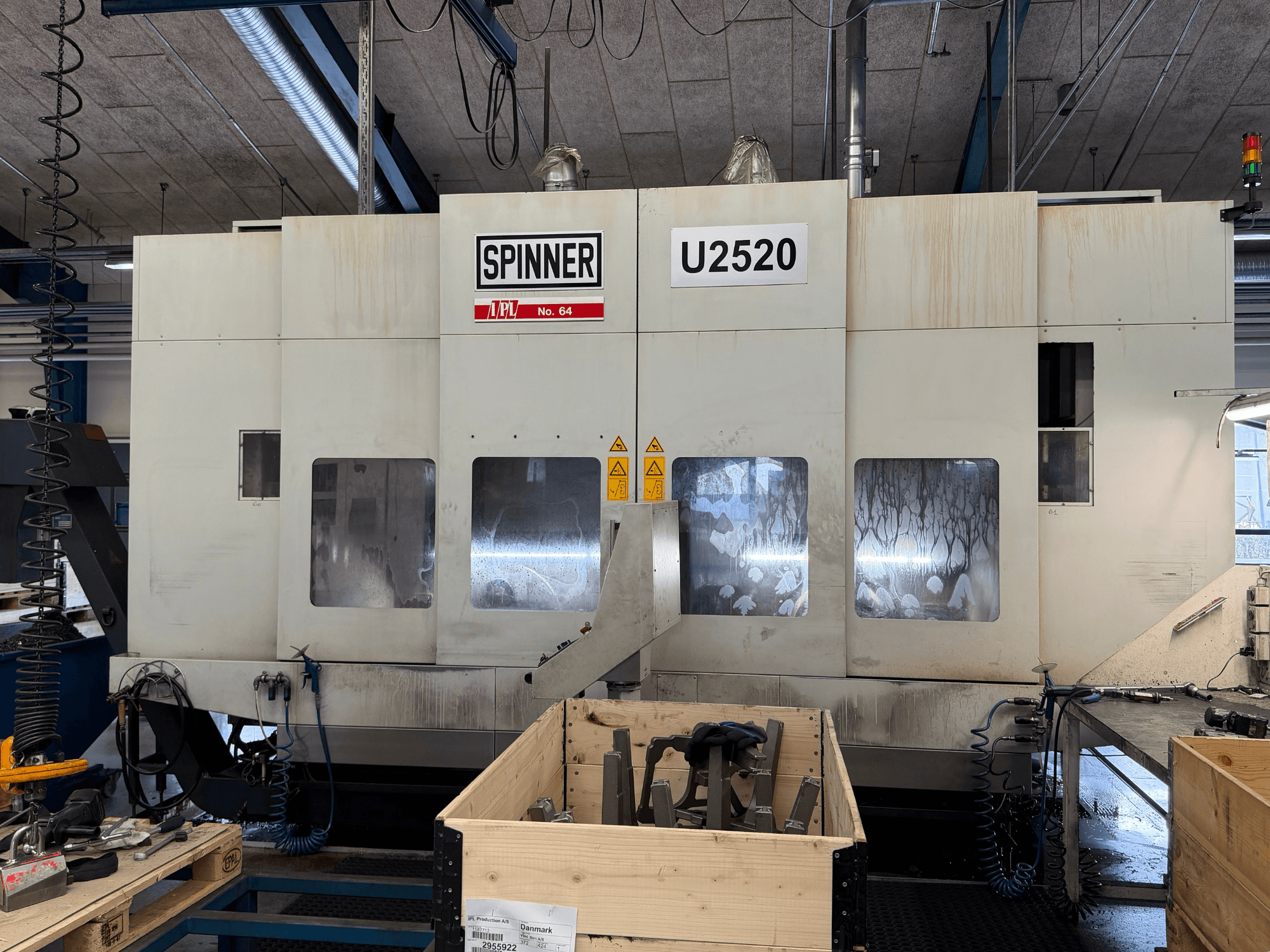 Centro de maquinação vertical SPINNER U5-2520 numa oficina, vista frontal, mostrando o painel de controlo e a área de trabalho com ferramentas.