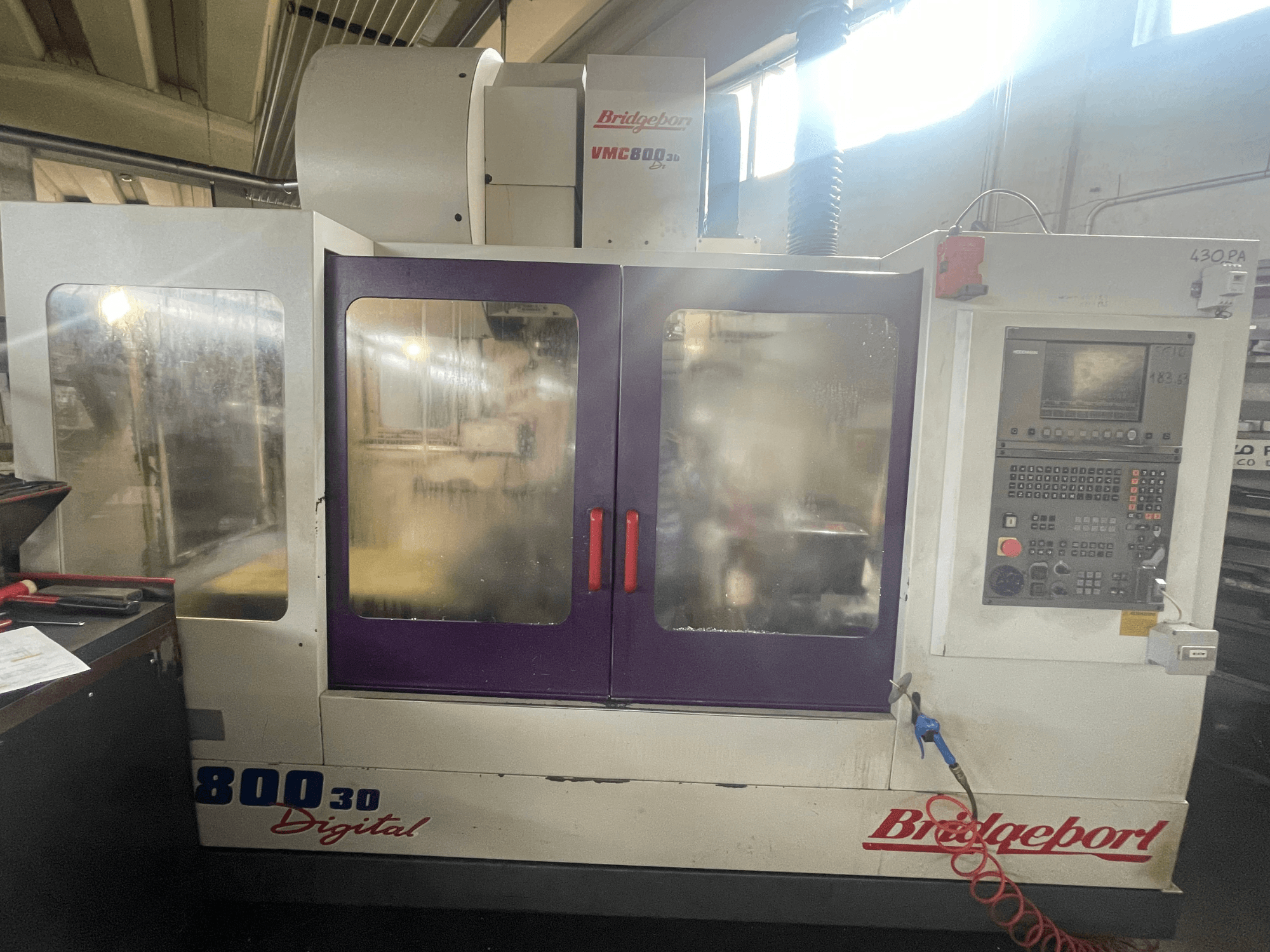 Centro de usinagem vertical Bridgeport VMC 800/30, vista frontal com painel de controlo e grandes janelas de visualização.