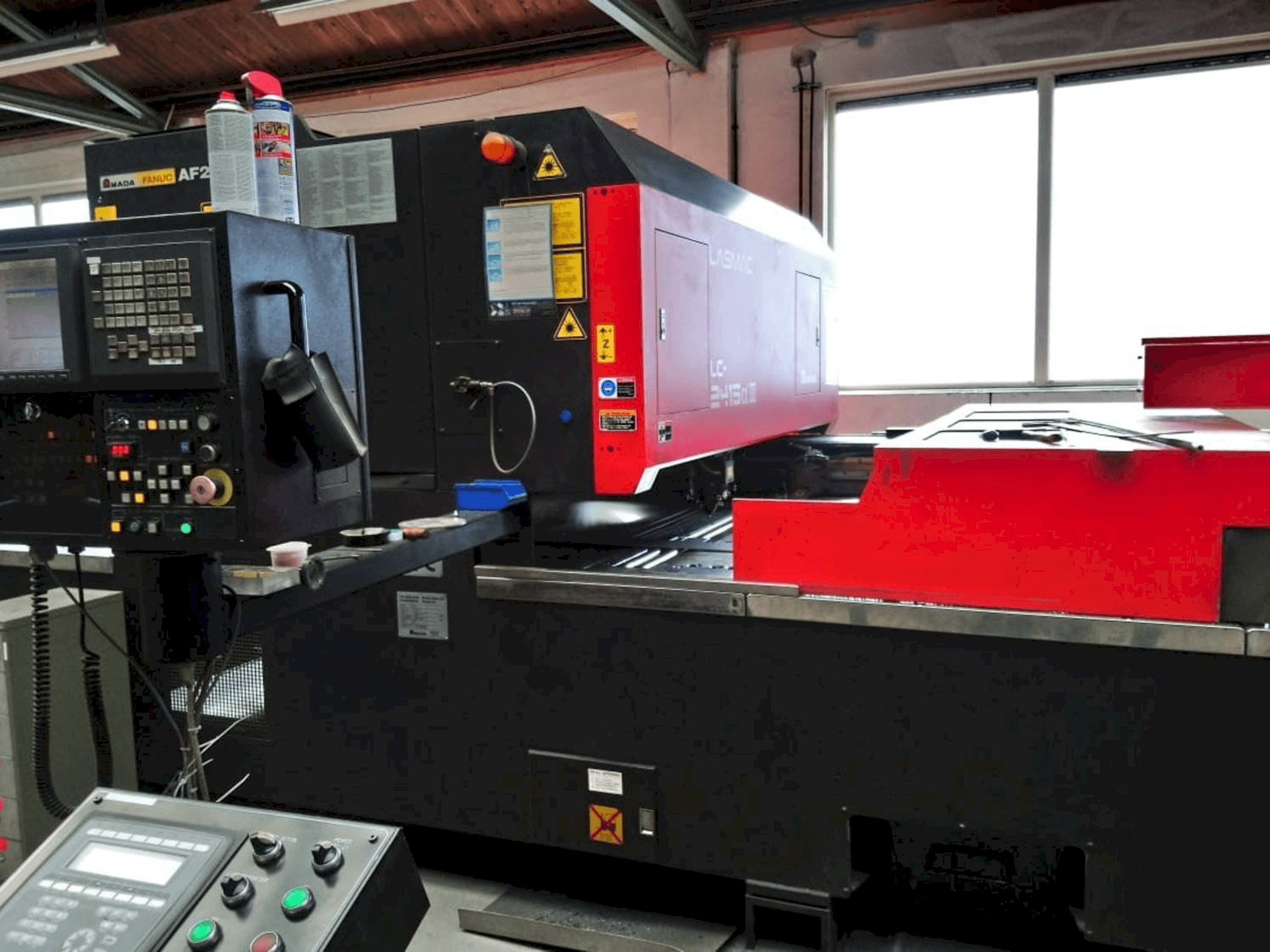 Vista Frontal da AMADA LC2415 ALPHA III máquina