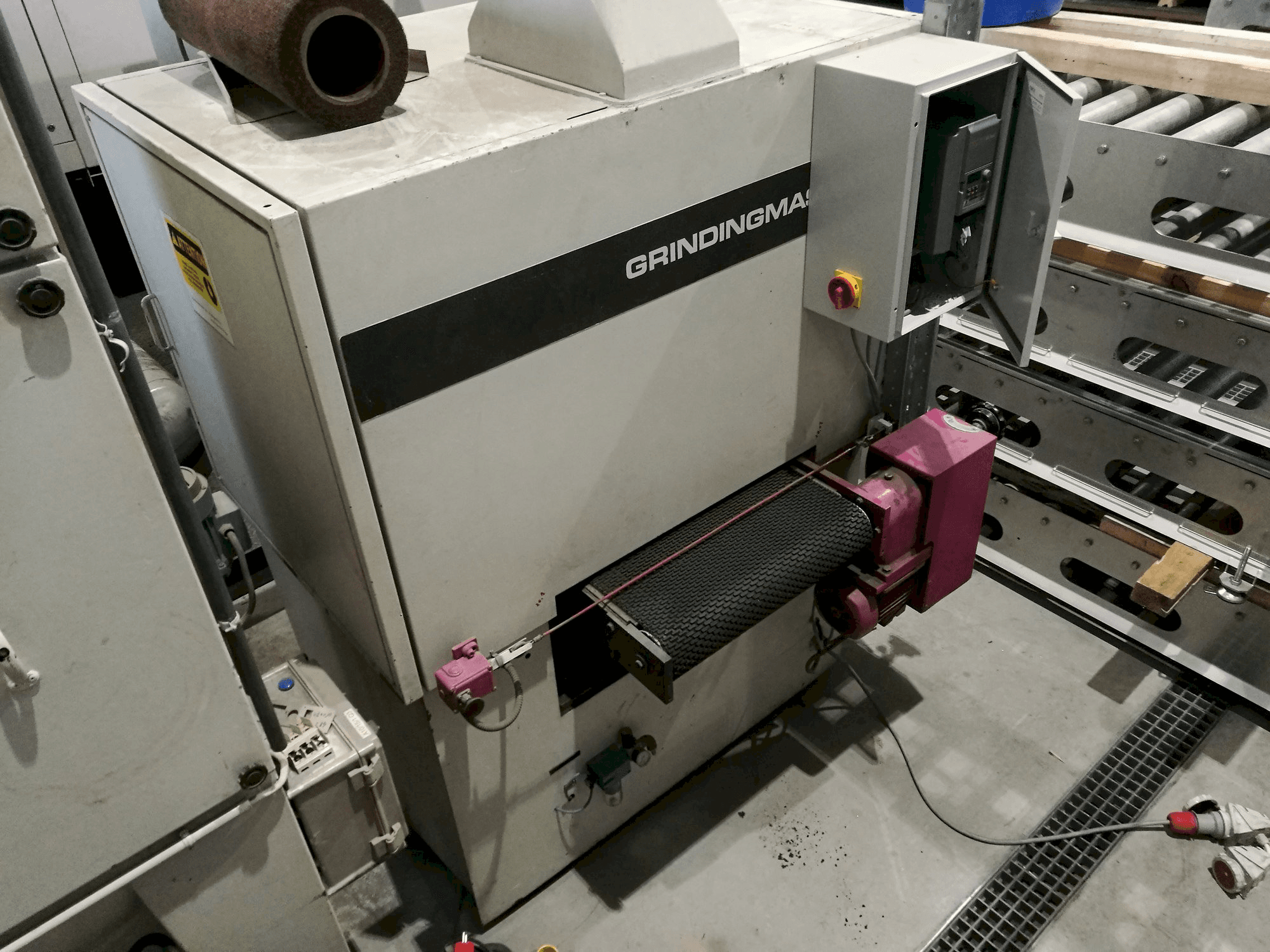 Vista Esquerda da GRINDINGMASTER MCSB2-600 máquina
