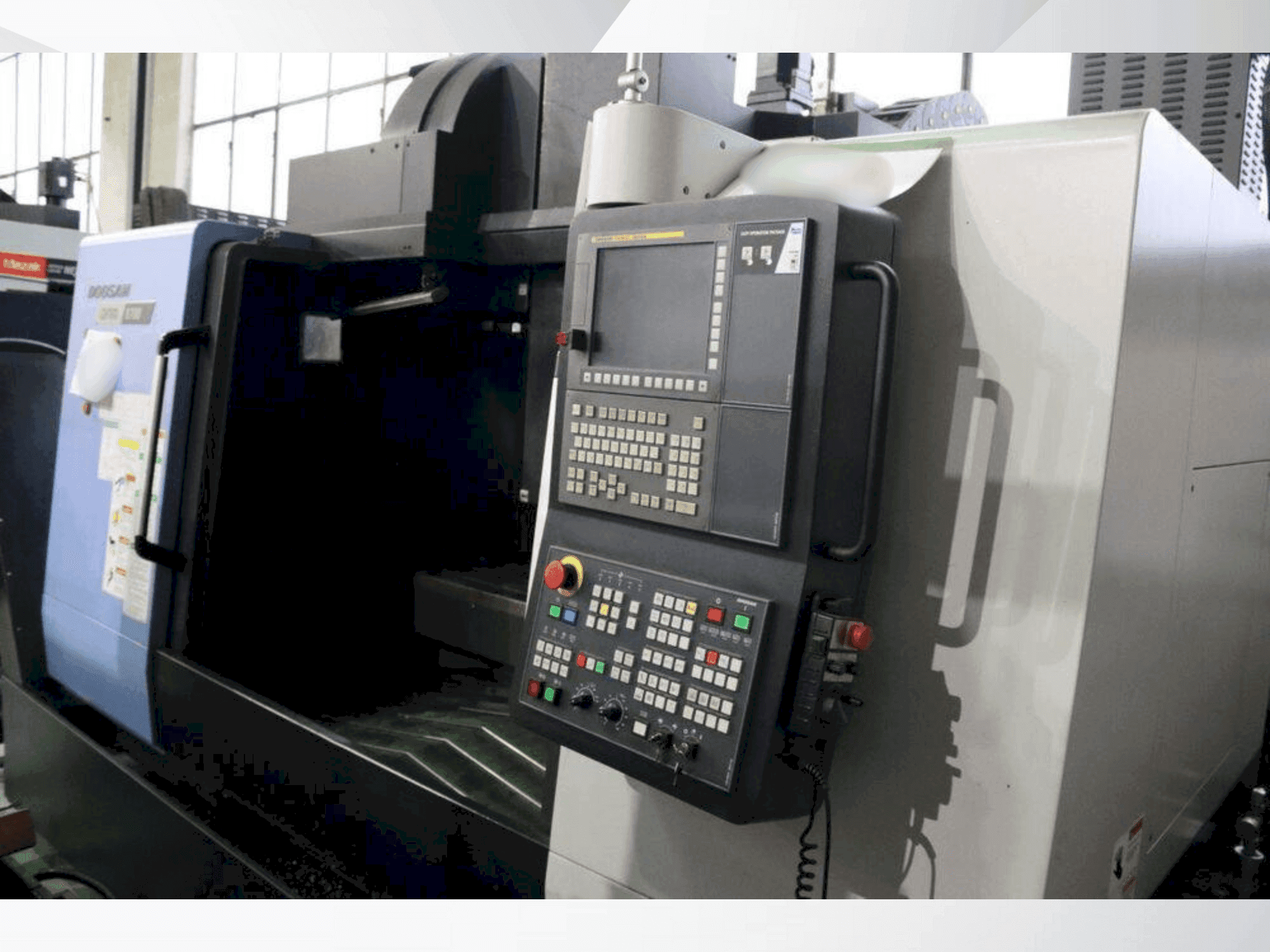Vista Frontal da DOOSAN DNM 6700 máquina