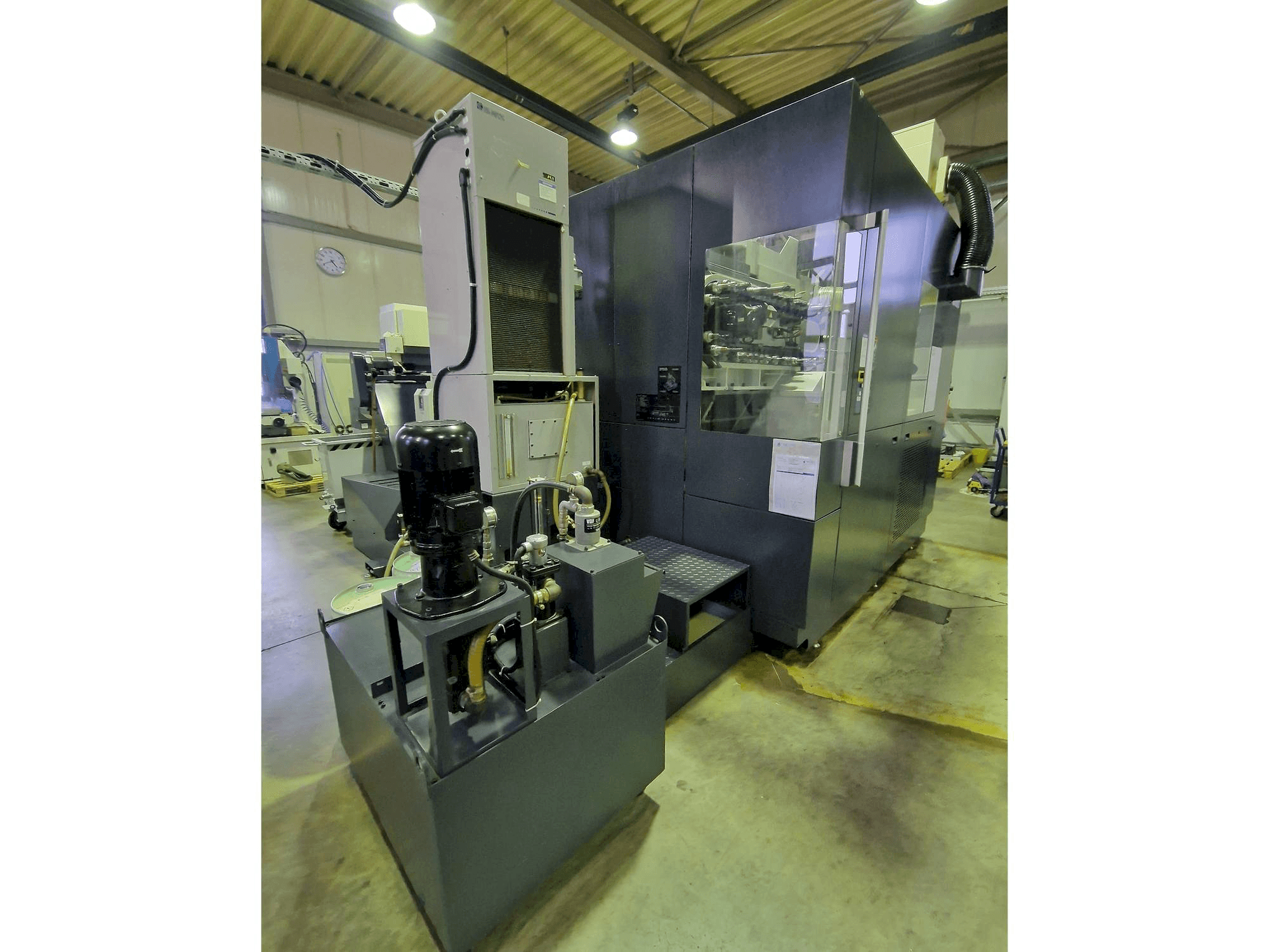 Vista Frontal da Makino F9 máquina