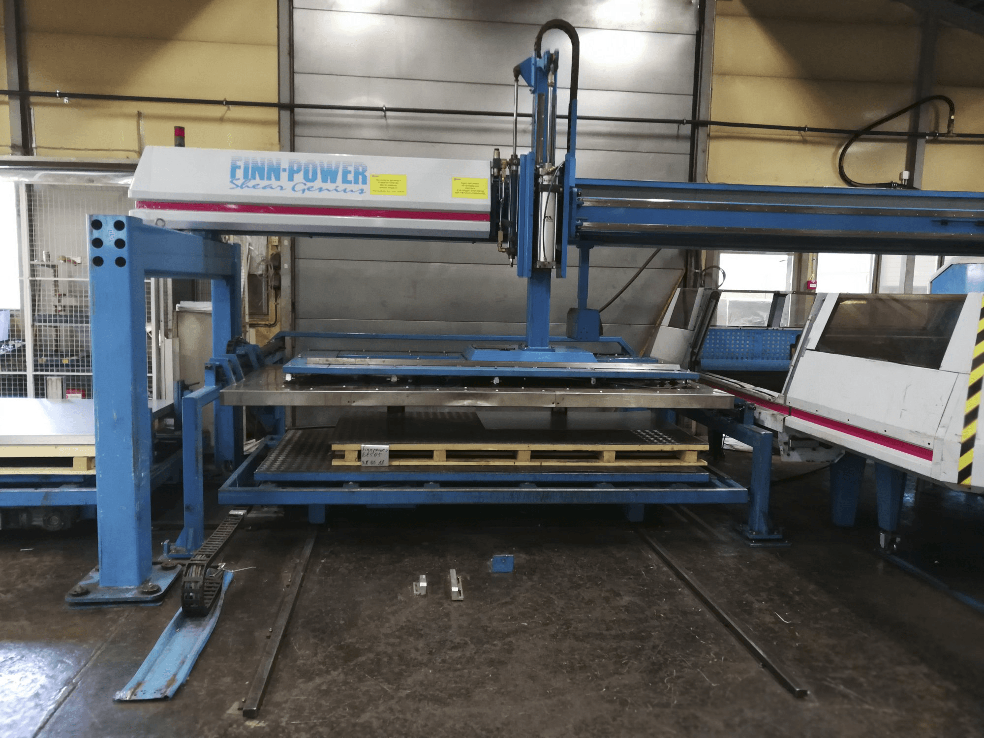 Vista Frontal da Finn-Power TRS 6 SBU máquina