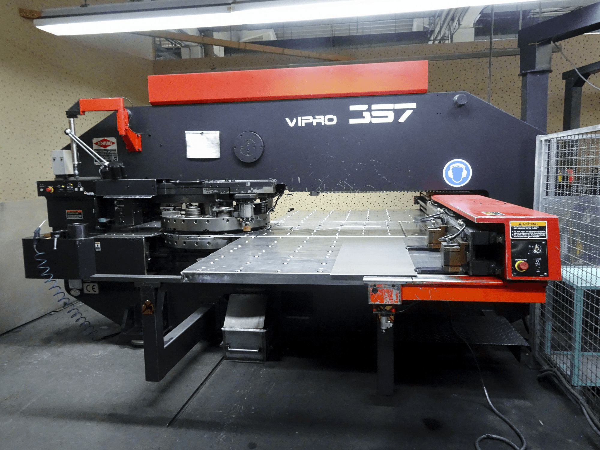 Vista Frontal da AMADA Vipros 357 máquina