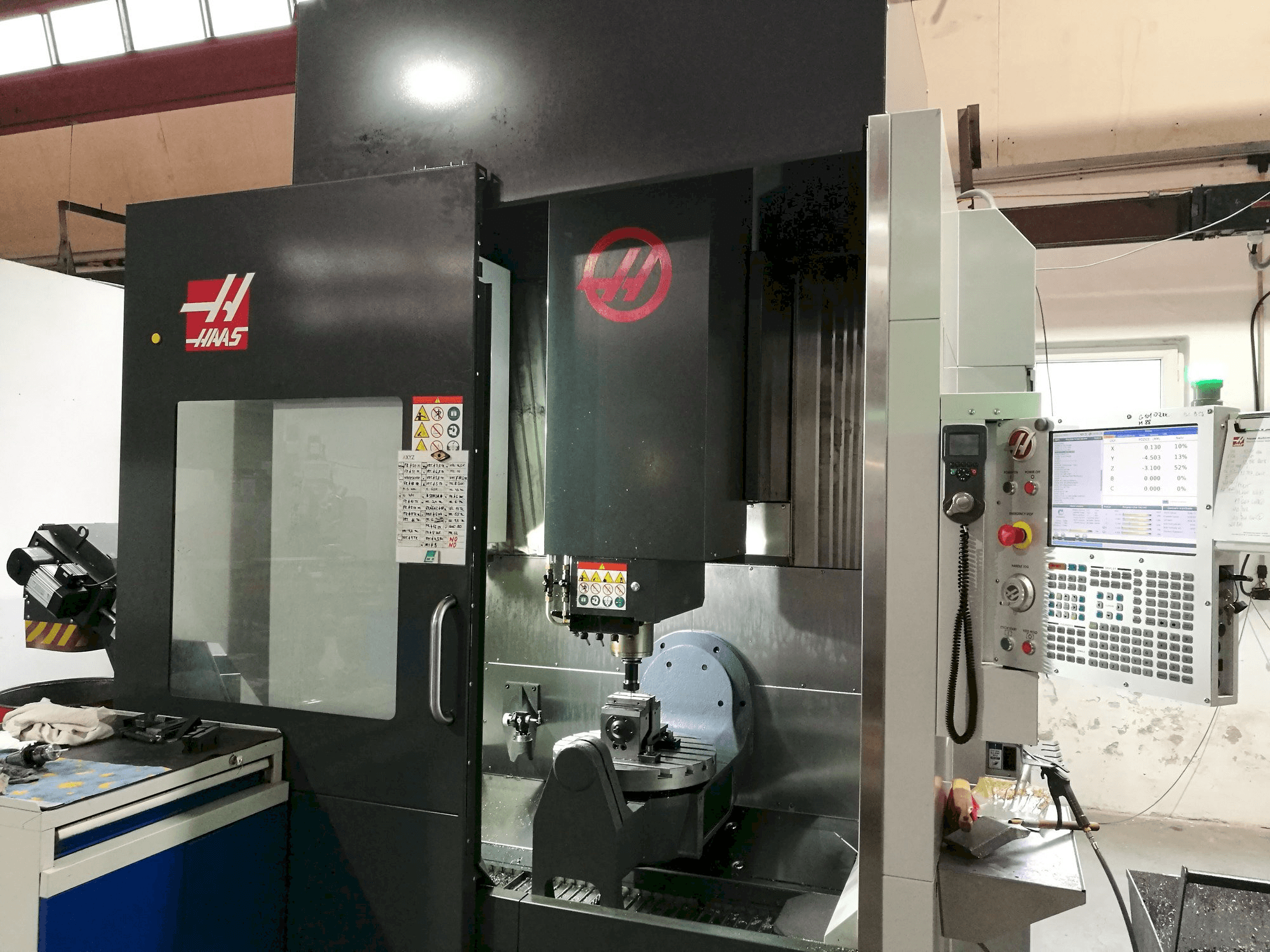 Vista Lateral Esquerda da HAAS UMC - 750 máquina