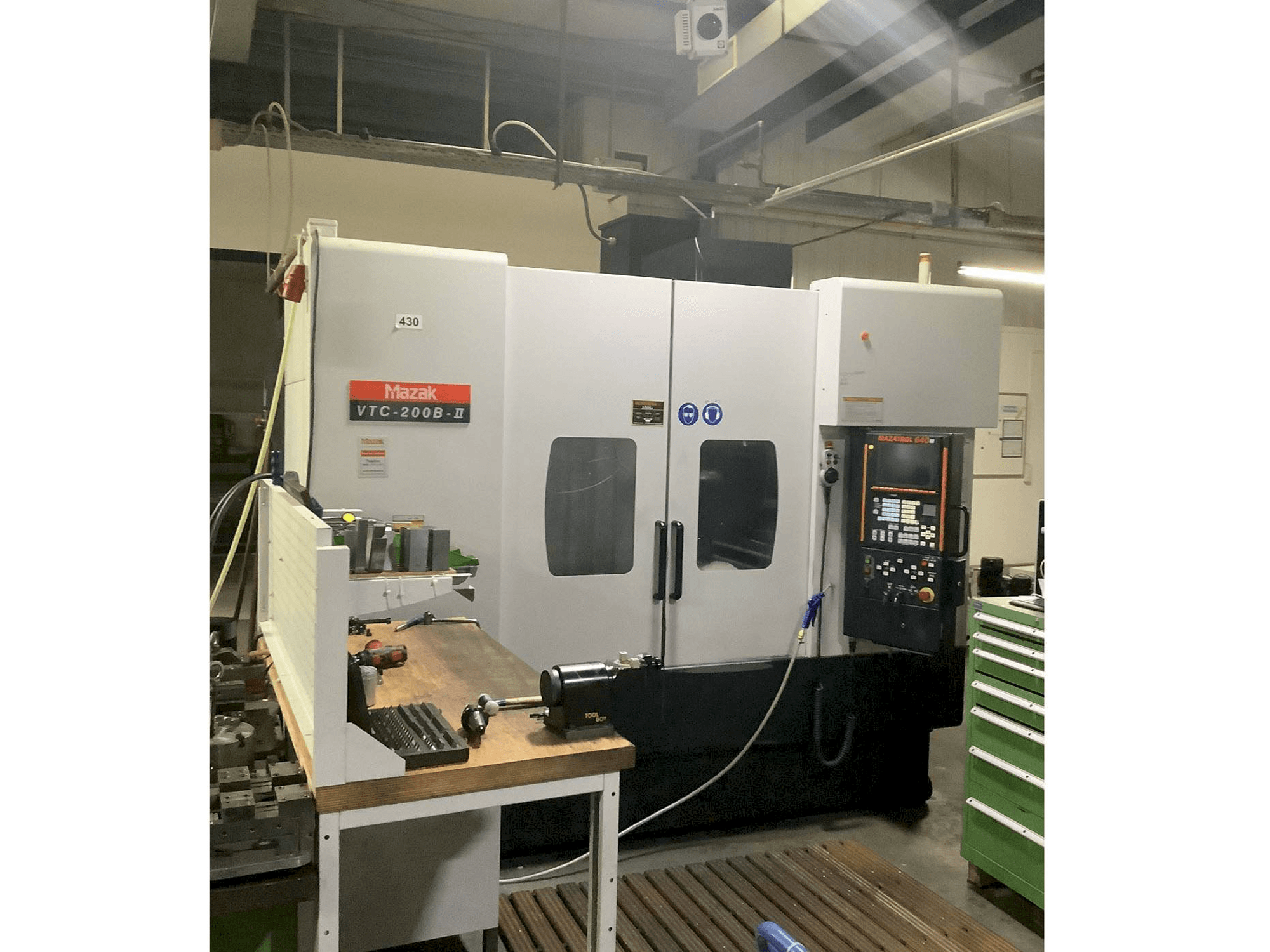 Vista Frontal da Mazak VTC-200B-II máquina