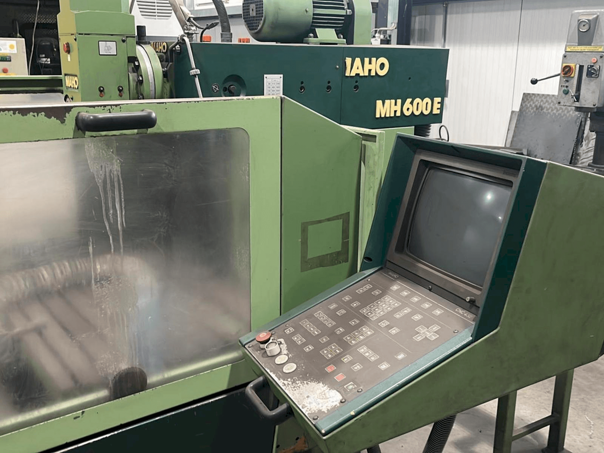 Vista Frontal da MAHO MH 600 E máquina