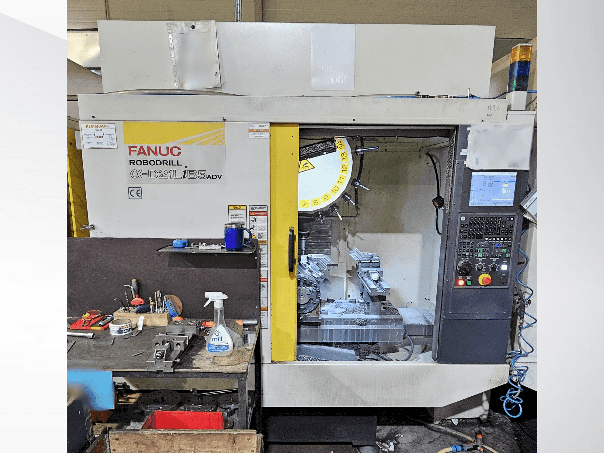 Vista Frontal da FANUC Robodrill α-D21LiB5ADV máquina